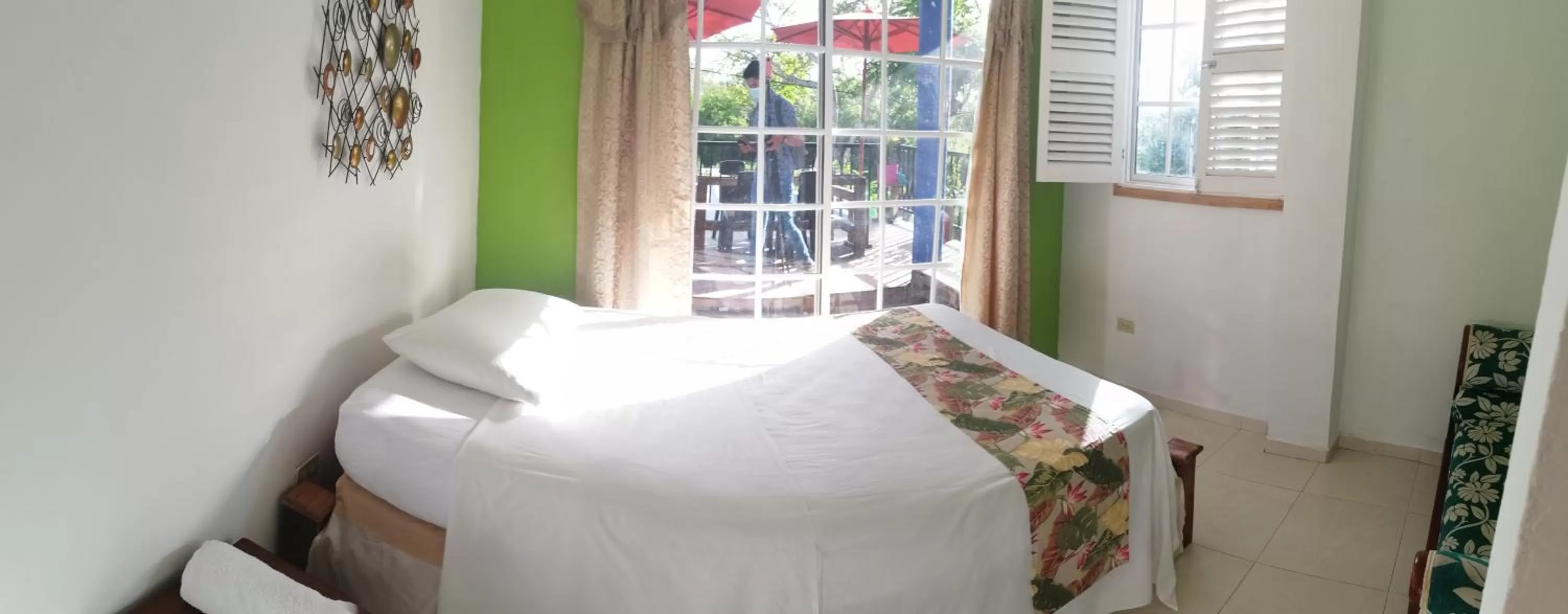 Photo of the whole room, Bed in Casa Royal Palm Inn
