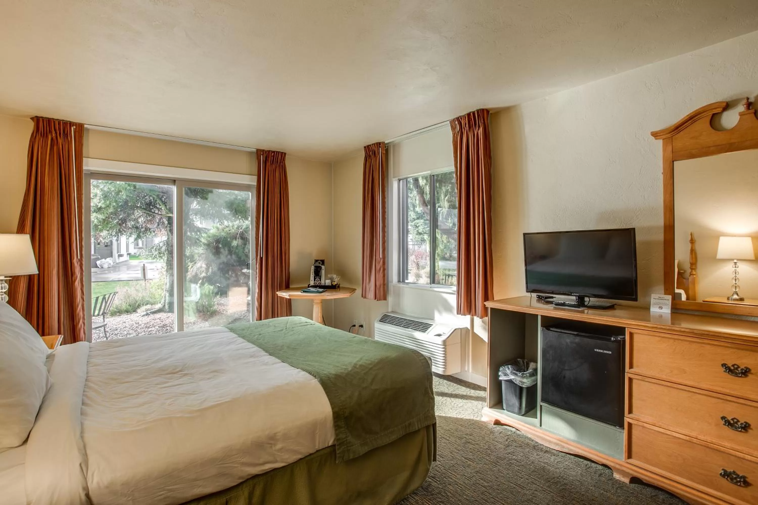 Queen Room - Not Pet Friendly (No Pets) in Der Ritterhof Inn