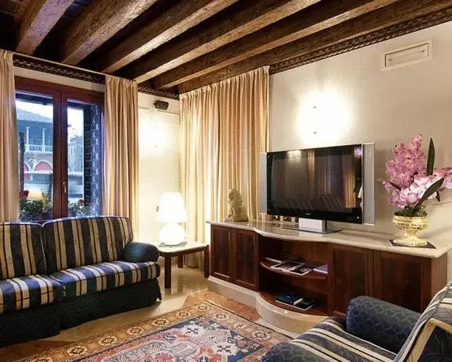 Communal lounge/ TV room, TV/Entertainment Center in Foscari Palace