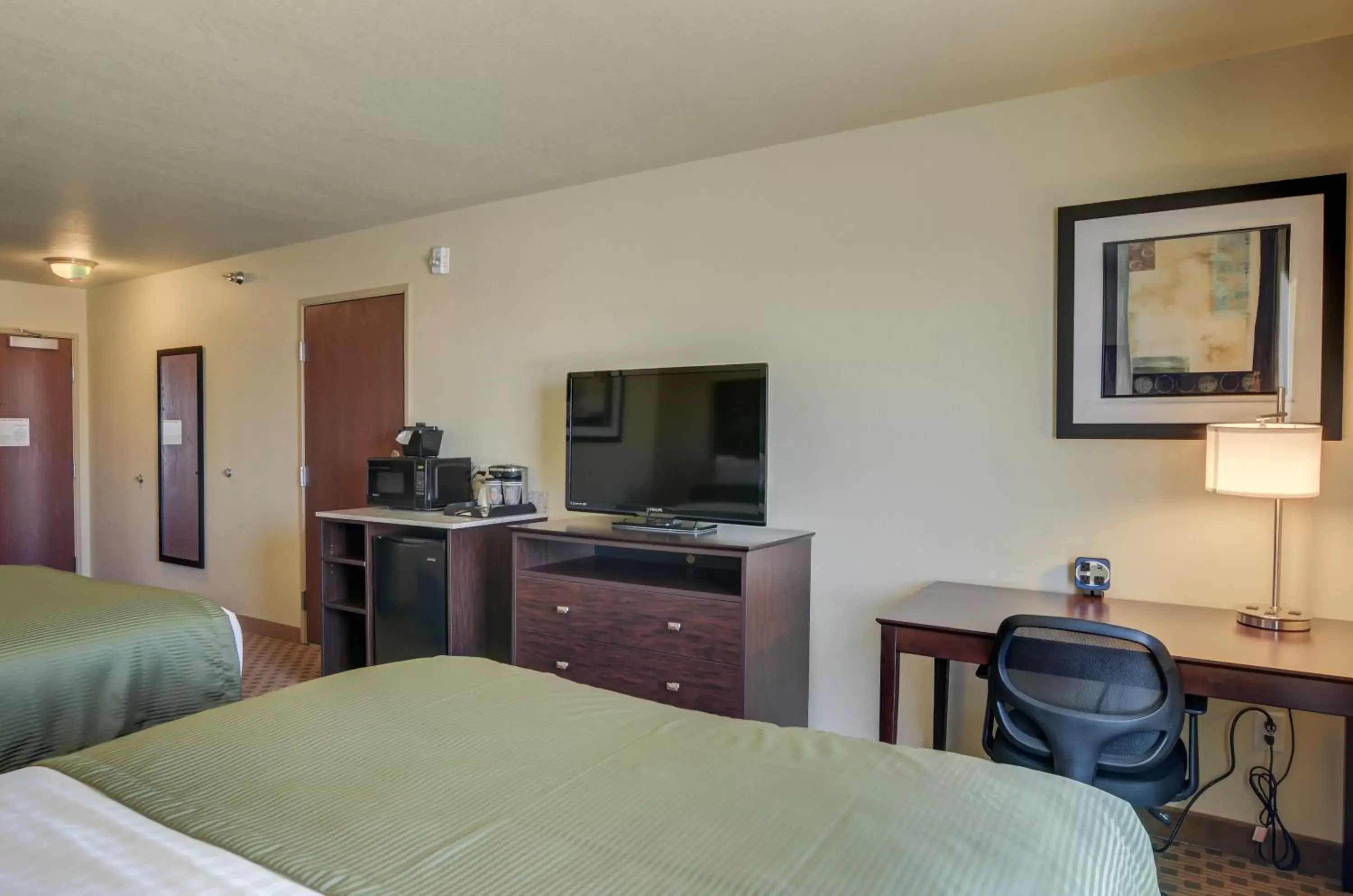 Bed, TV/Entertainment Center in Cobblestone Inn and Suites - Eaton