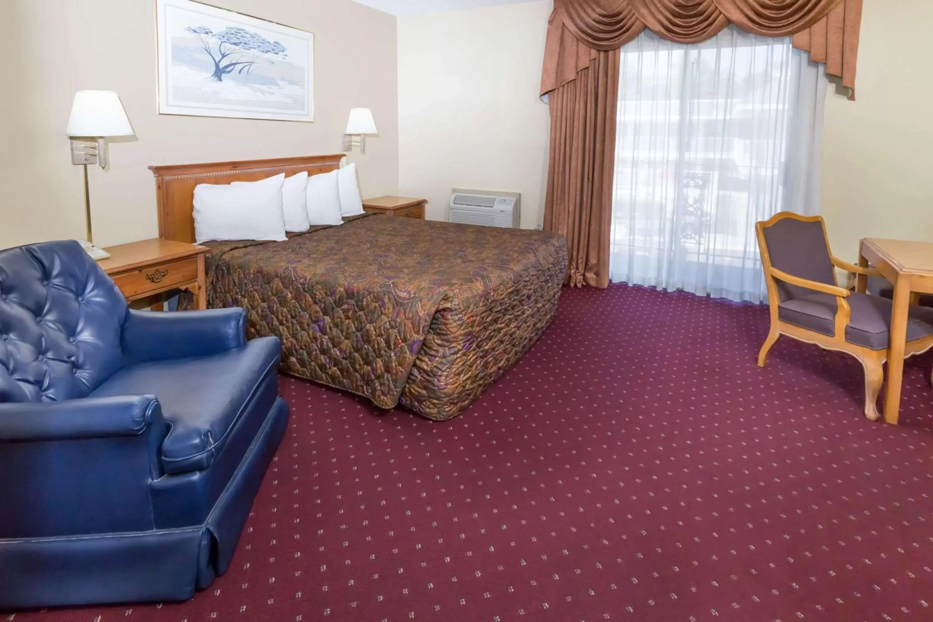 Photo of the whole room, Bed in Days Inn by Wyndham Medford