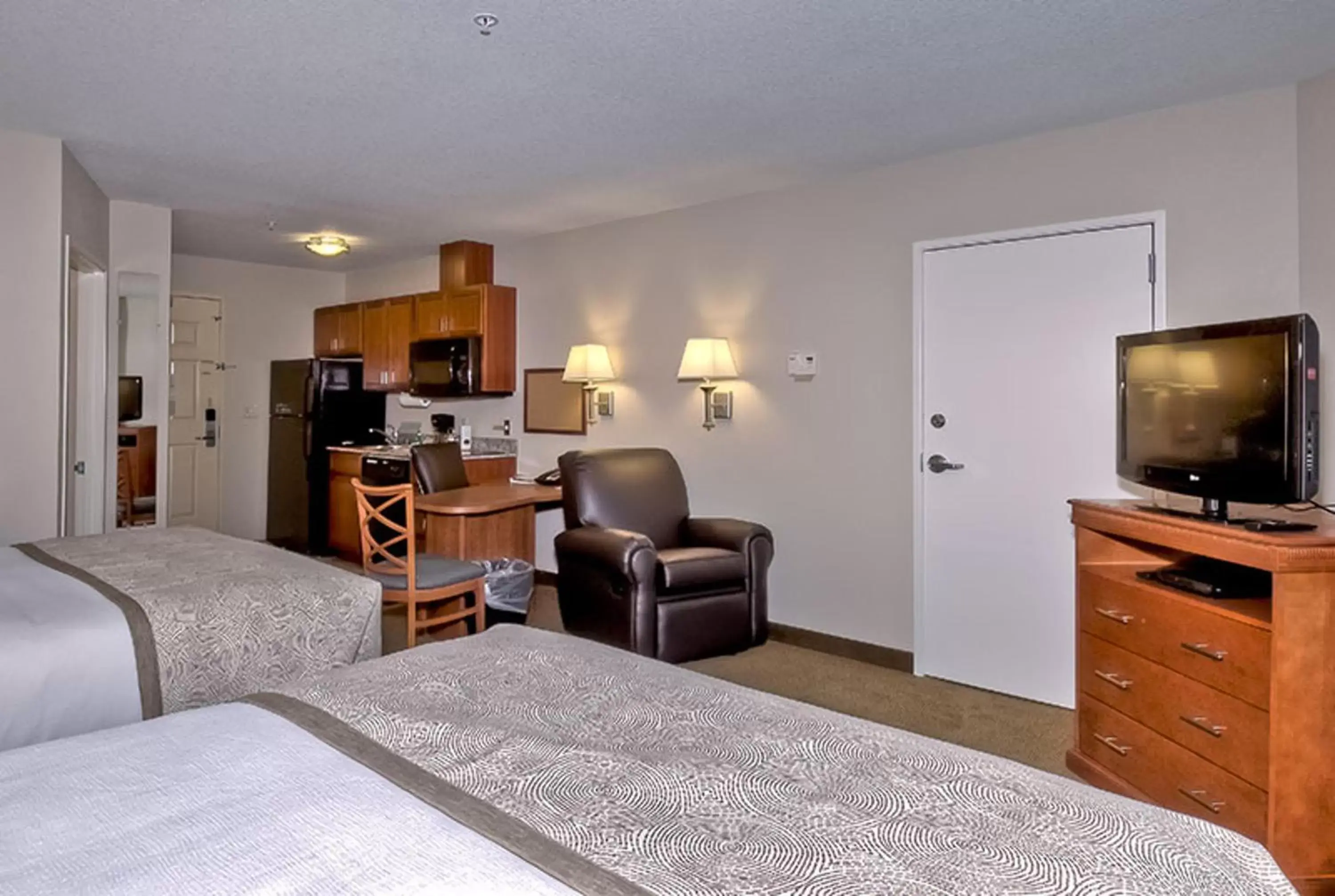 Photo of the whole room, TV/Entertainment Center in Candlewood Suites Burlington, an IHG Hotel