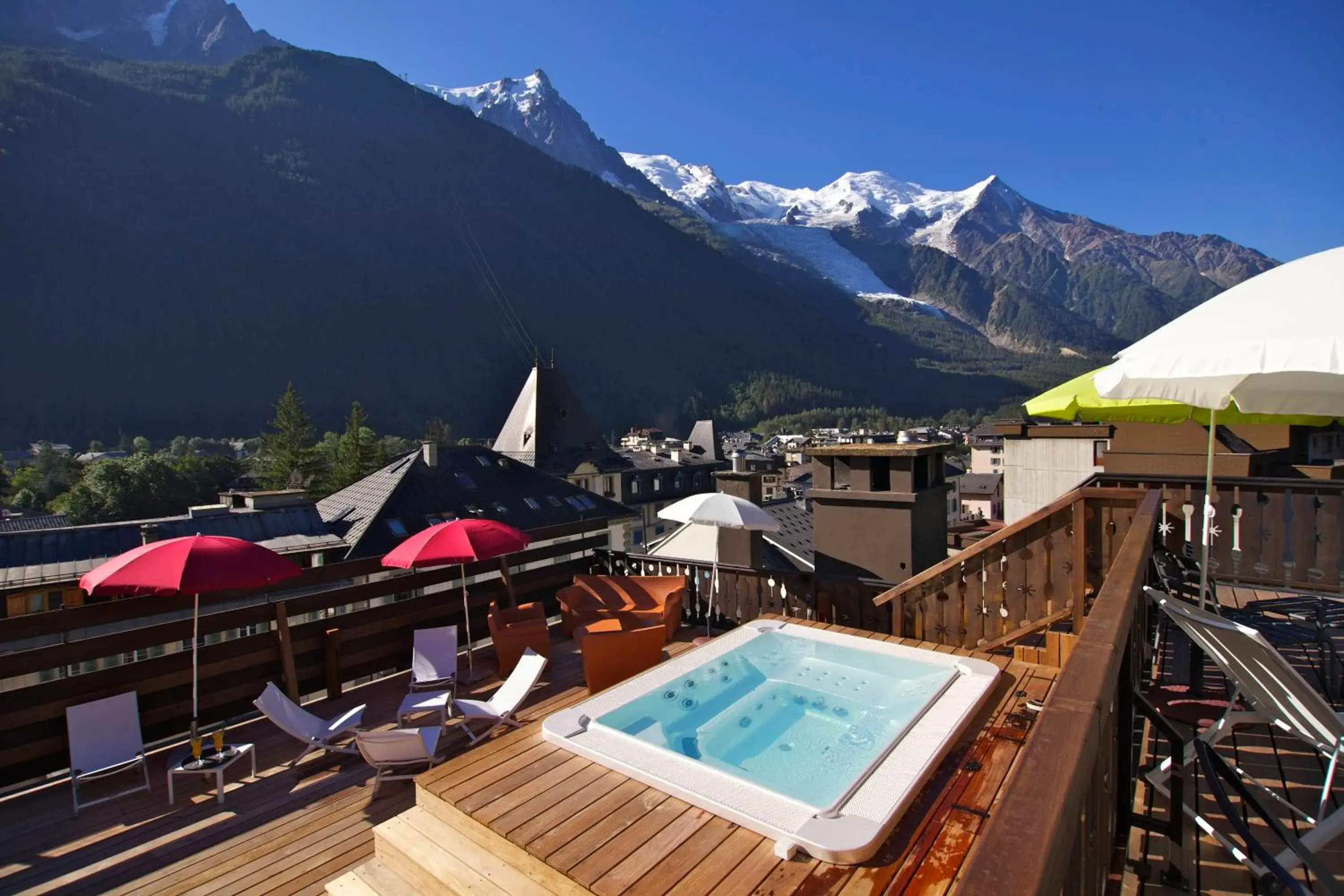 Hot Tub, Pool View in Park Hotel Suisse & Spa