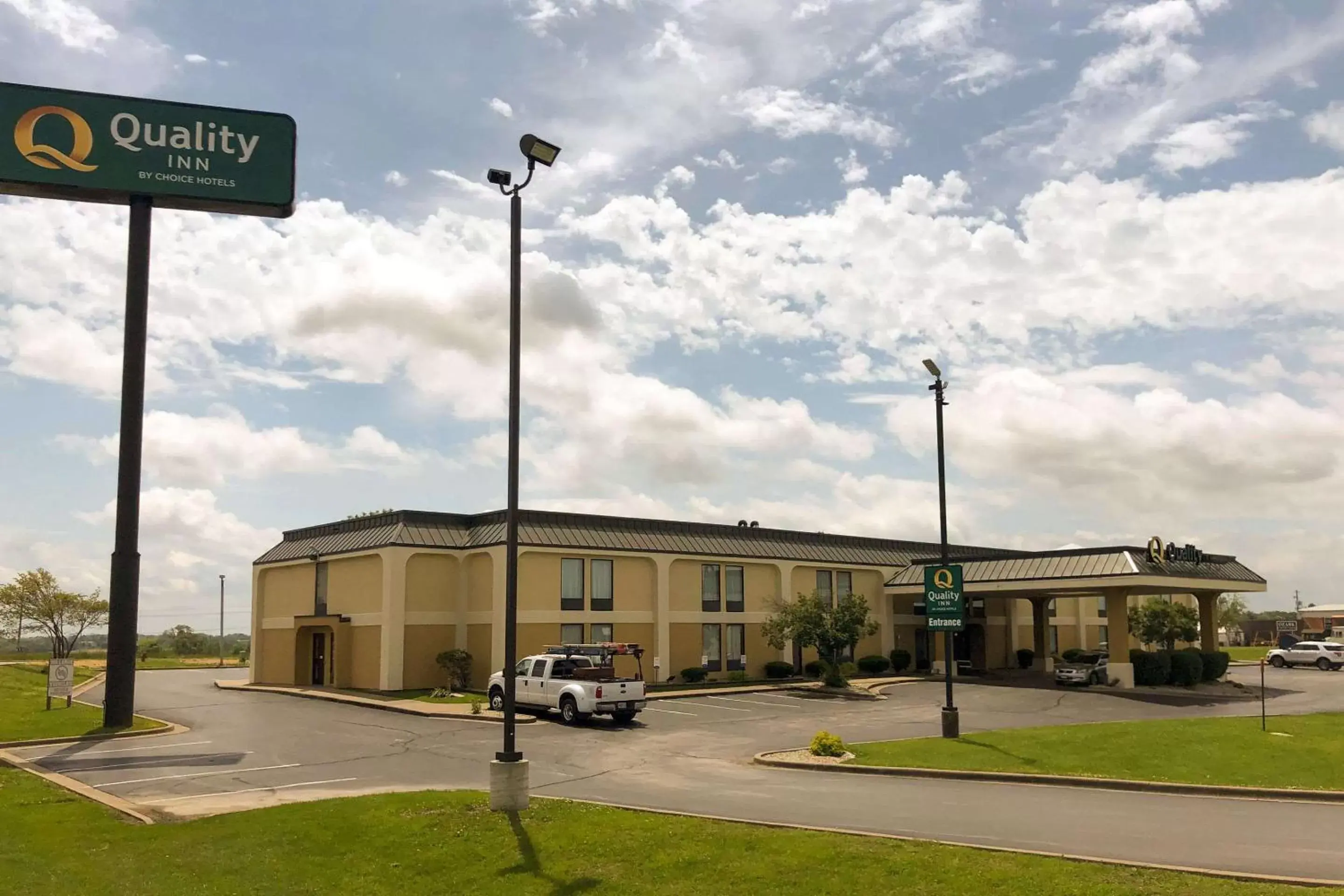 Property Building in Quality Inn Perryville