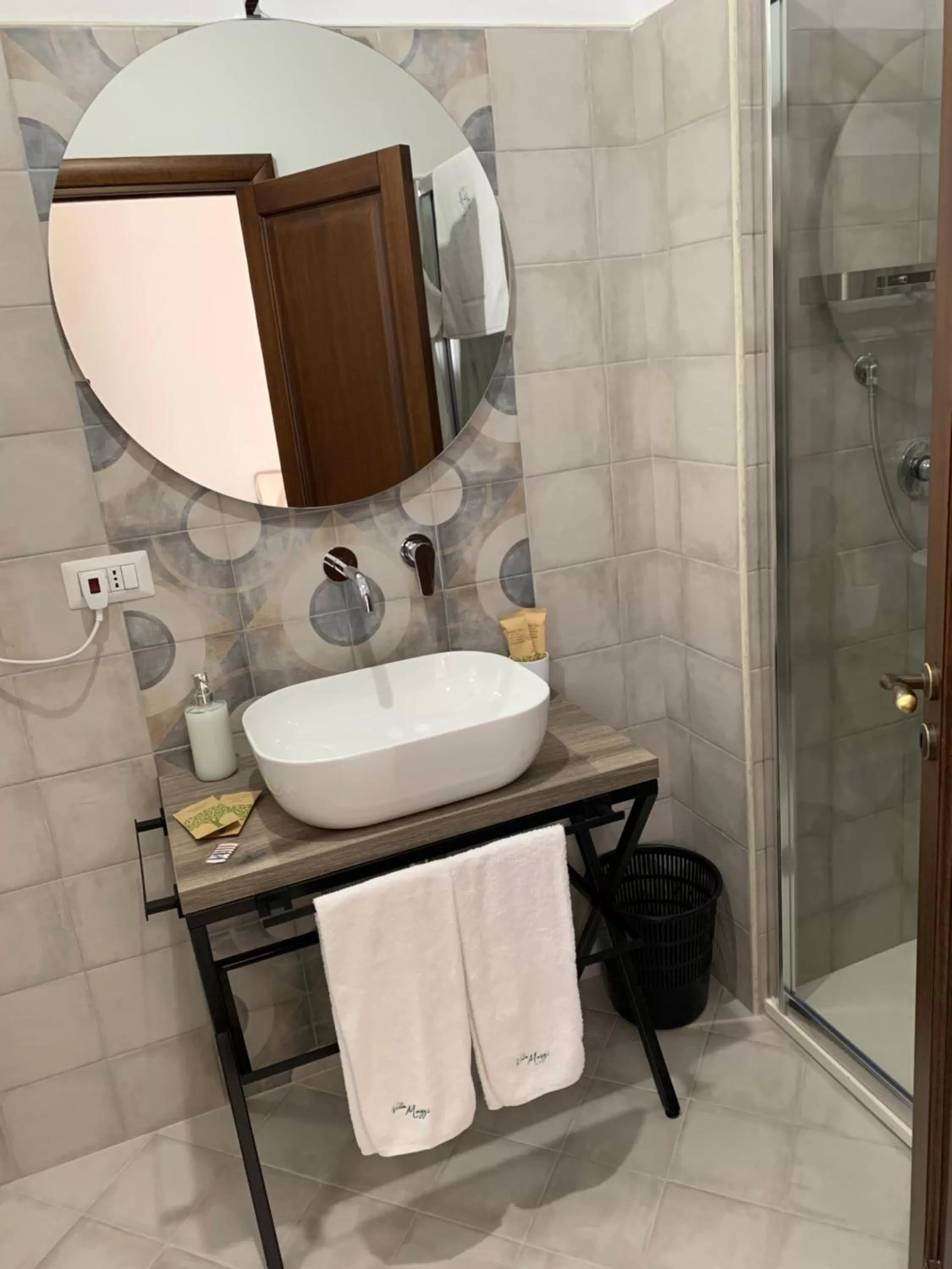 Shower in B&B Villa Maggi