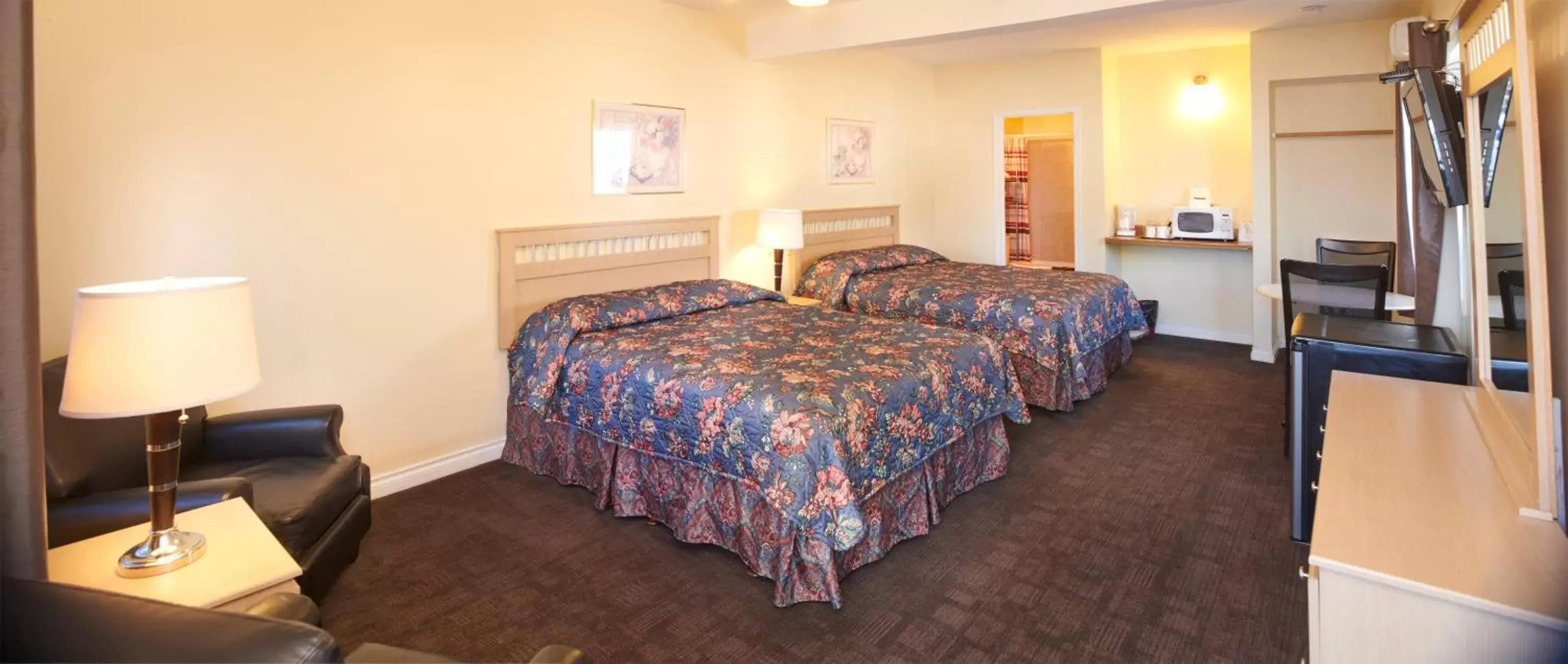 Bathroom, Bed in Black Sea Motel