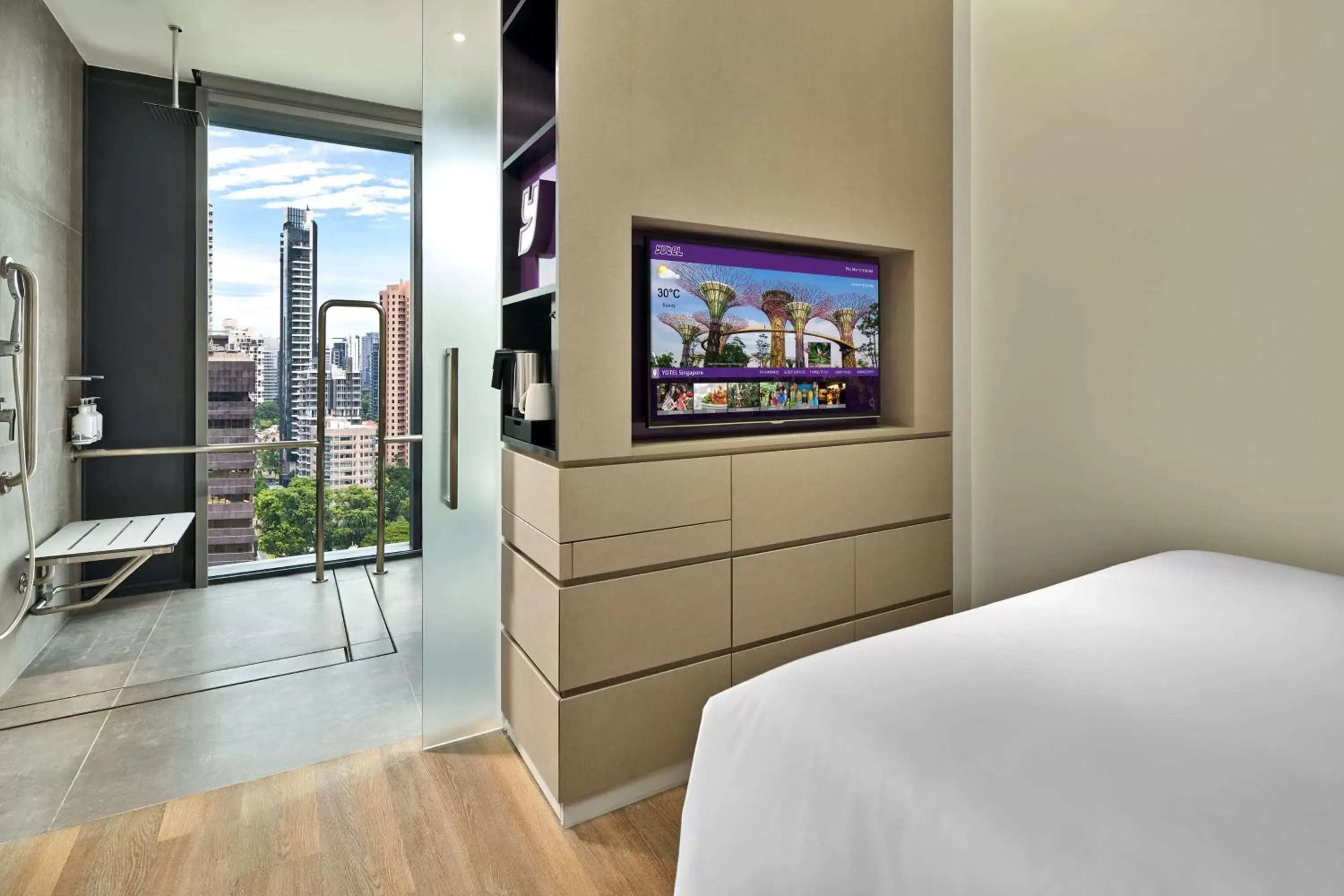 Shower, TV/Entertainment Center in YOTEL Singapore Orchard Road