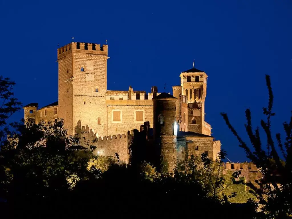 Property building in Castello Di Pavone