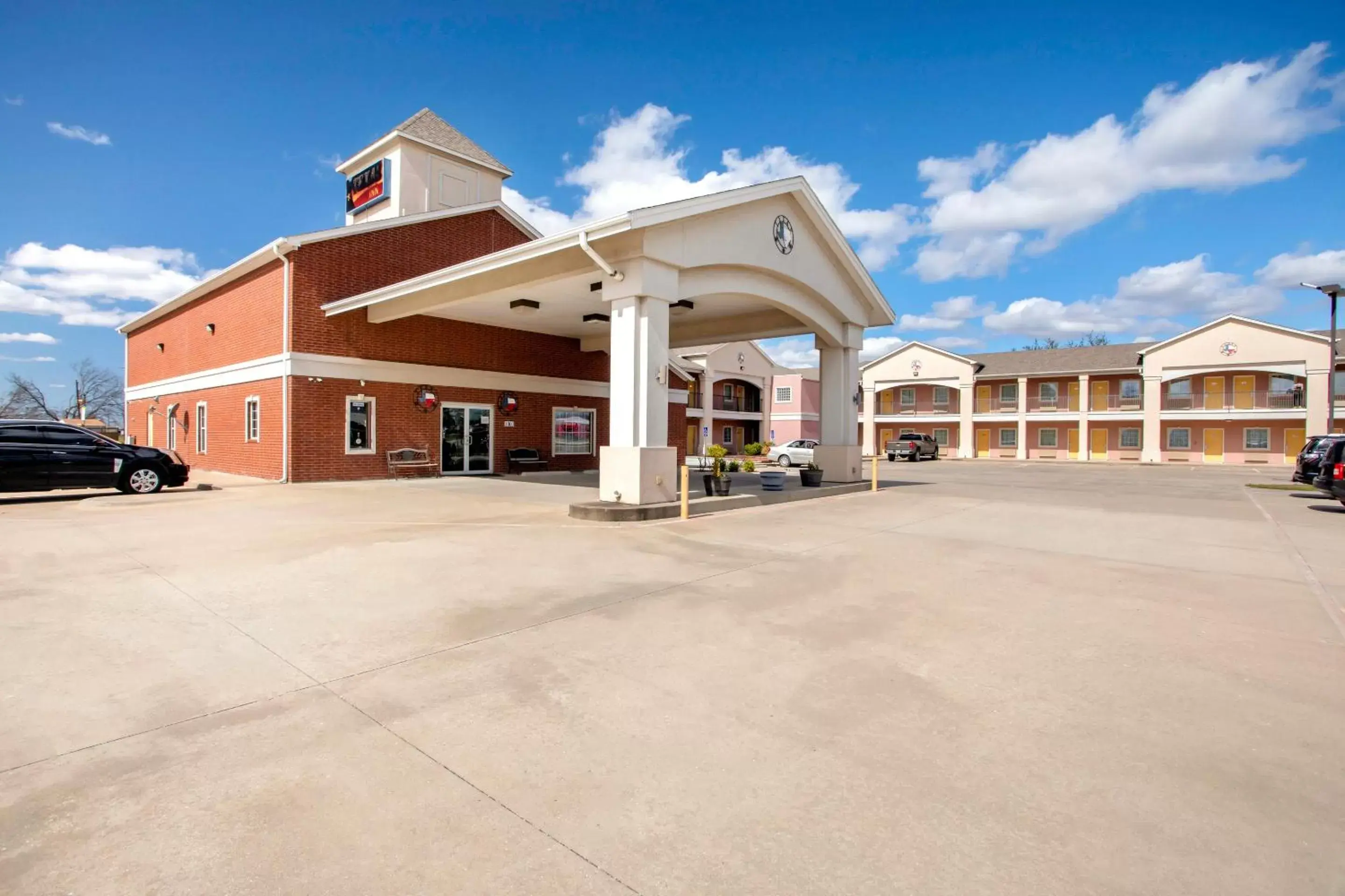 Facade/Entrance in OYO Hotel Valley View TX, I-35