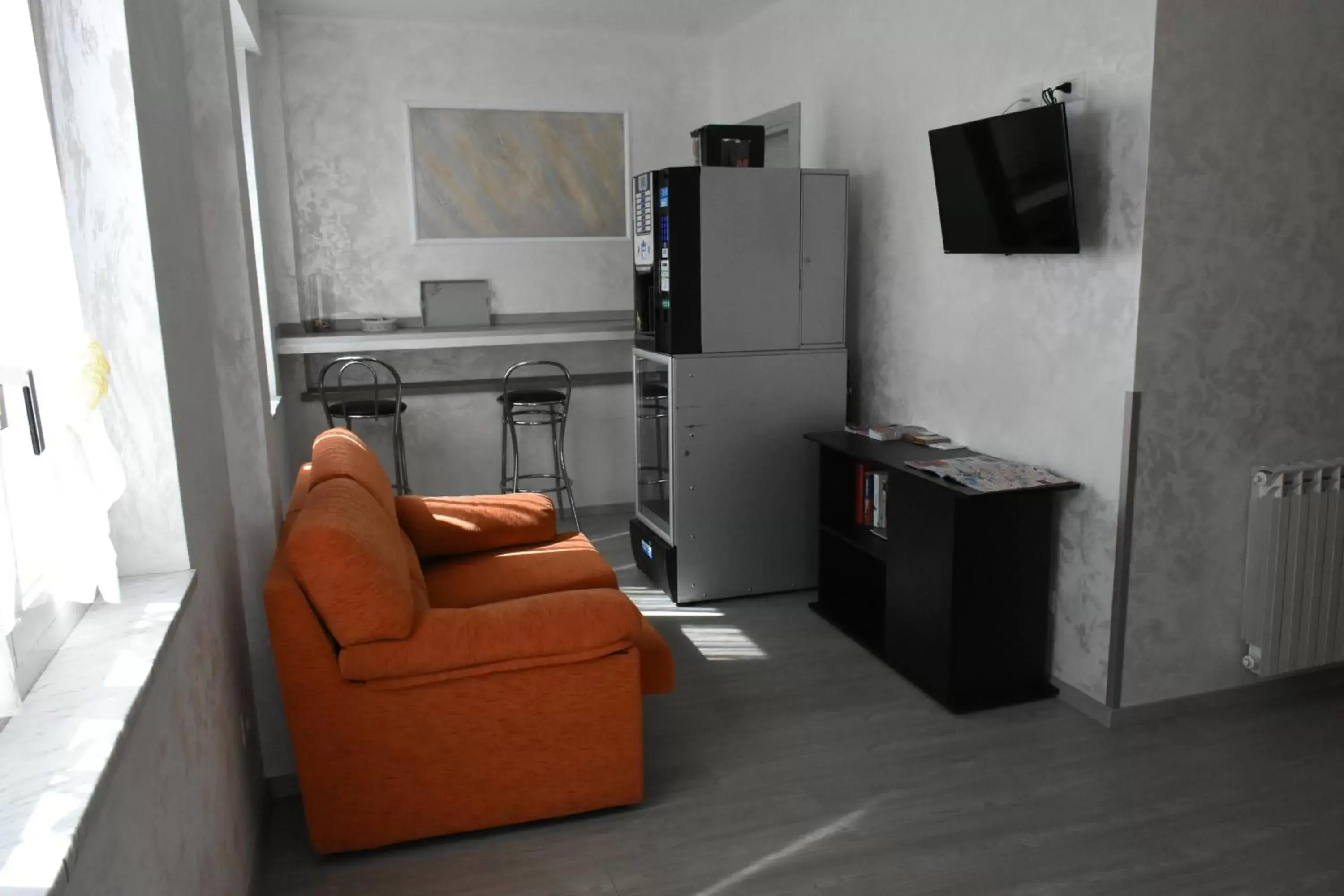 Communal lounge/ TV room, Kitchen/Kitchenette in Albano Station Rooms