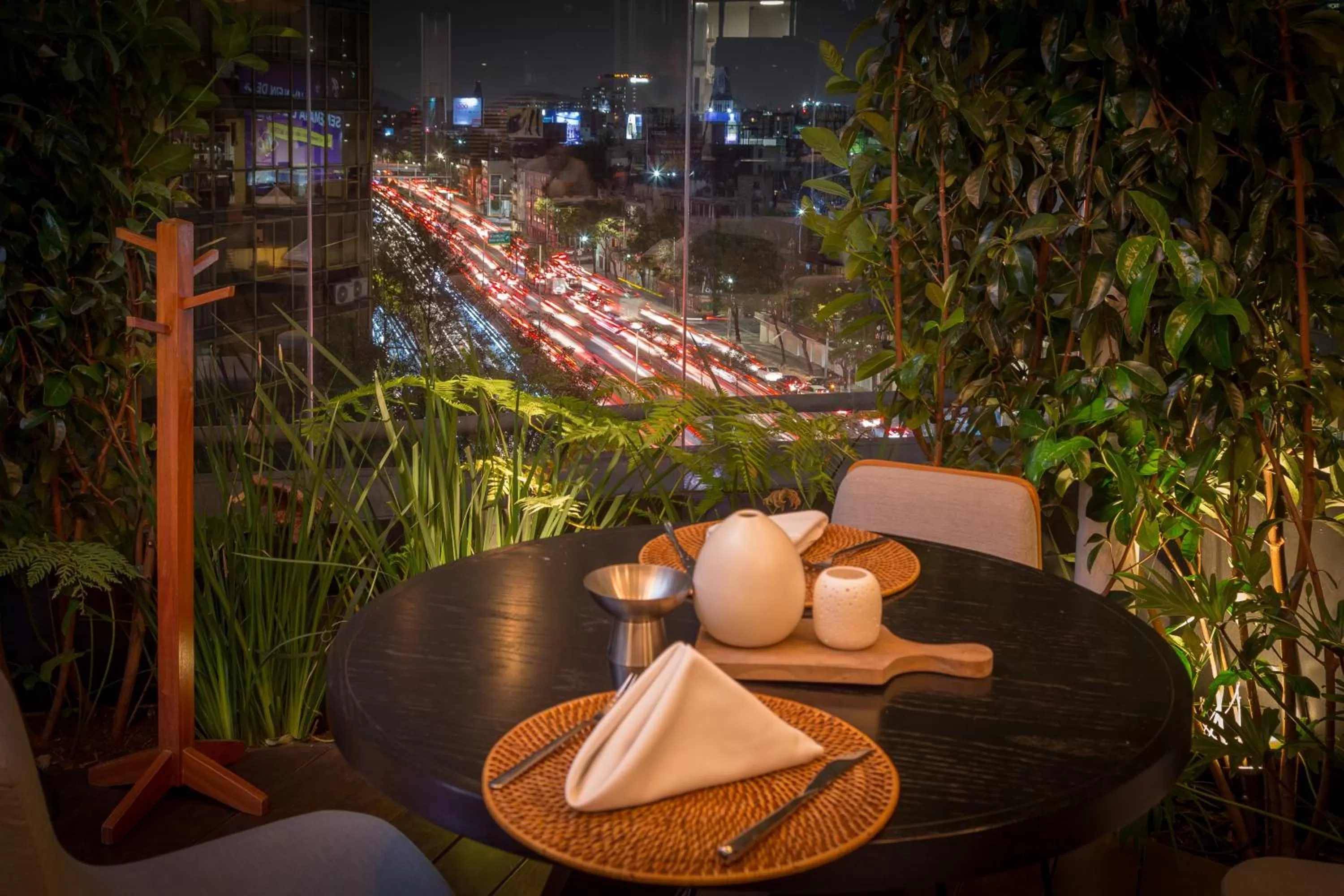 Restaurant/places to eat in Suites Contempo