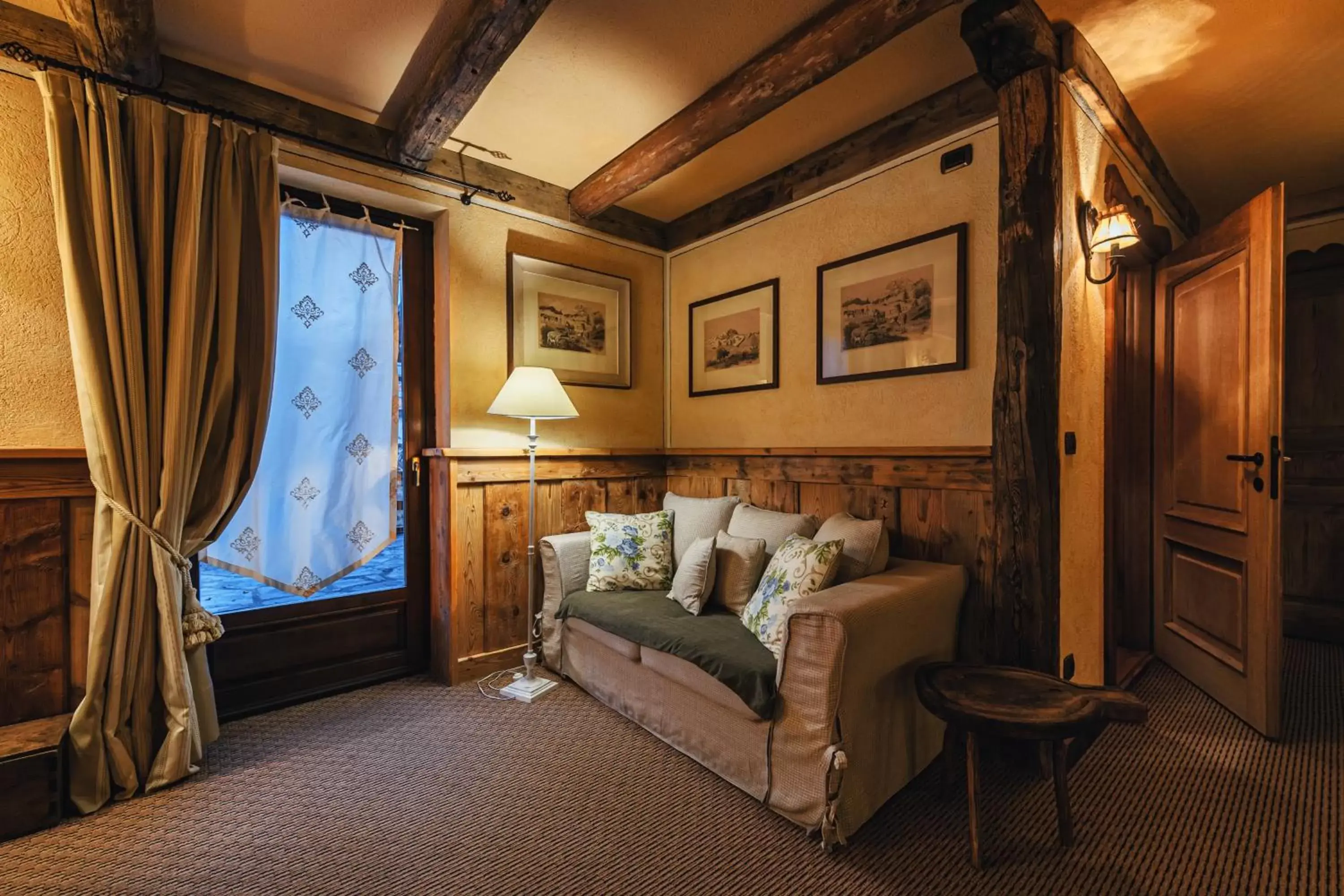 Bedroom, Seating Area in Hotel Chalet La Meridiana