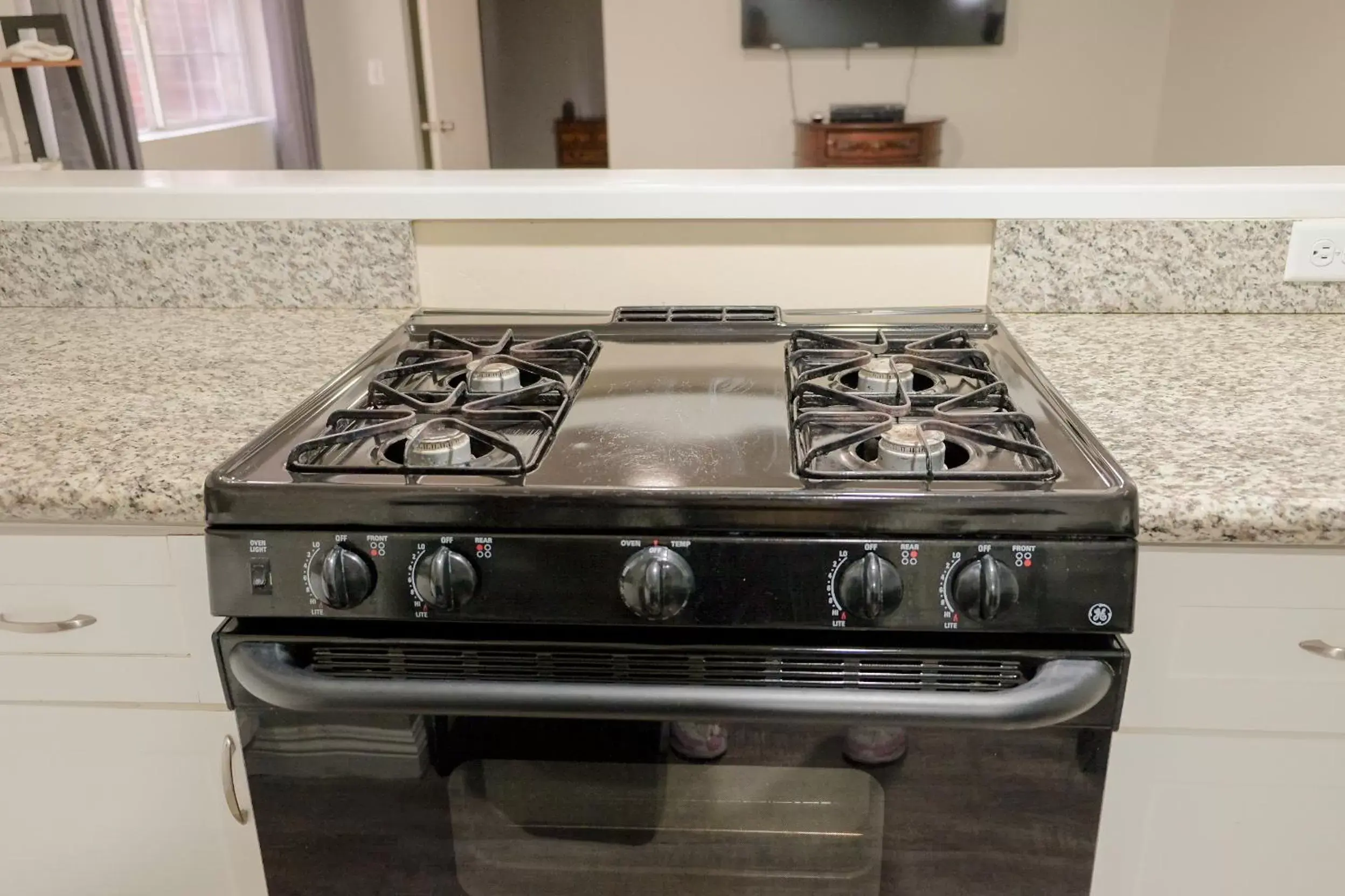 stove, Kitchen/Kitchenette in Sherwood Arms Motel