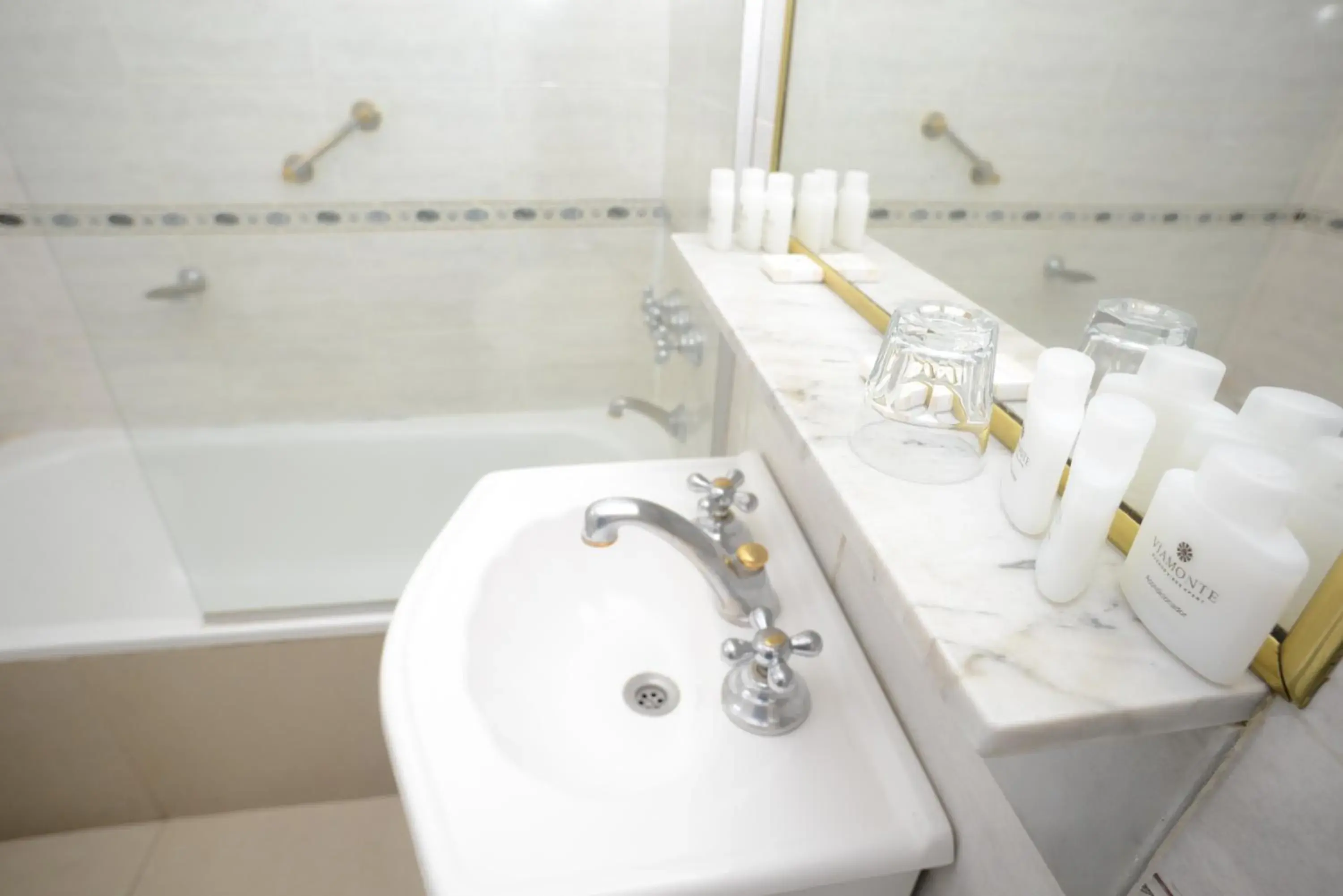 Shower, Bathroom in Up Viamonte Hotel