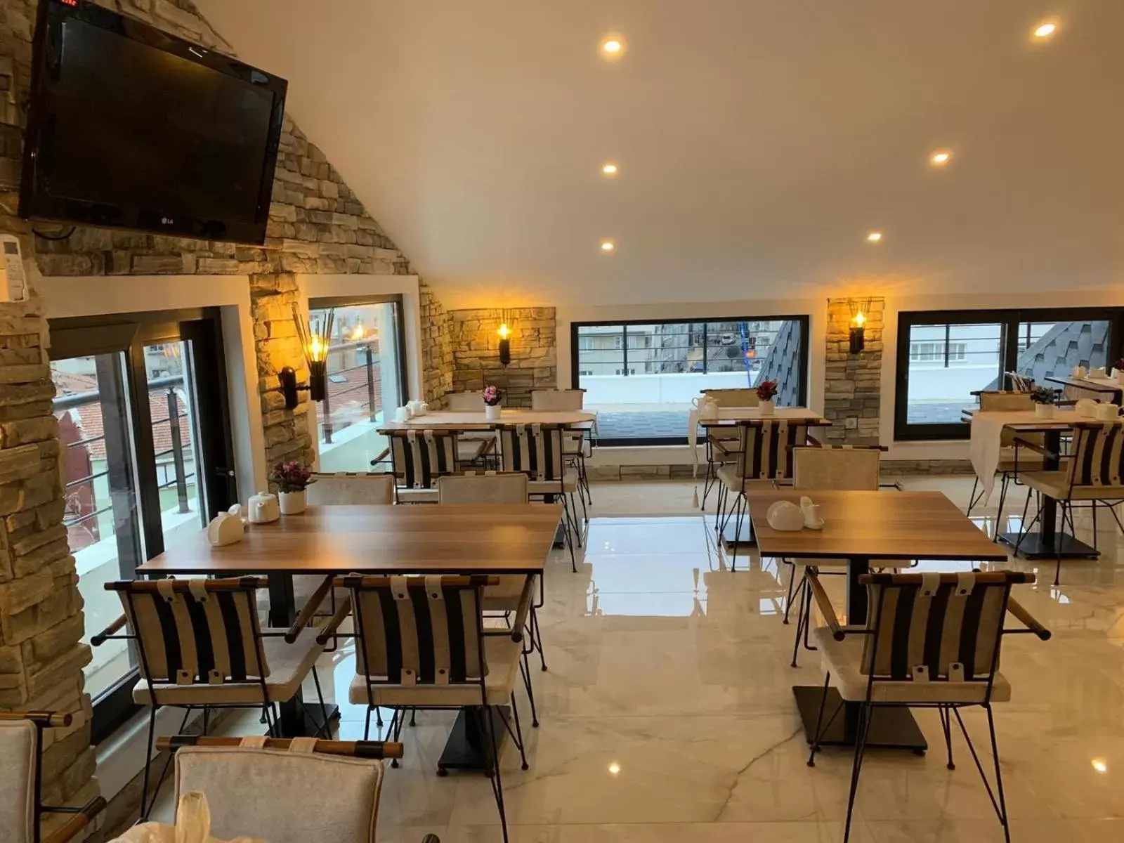 Restaurant/places to eat in Mr BEYAZ HOTEL Restaurant/places to eat in Mr BEYAZ HOTEL