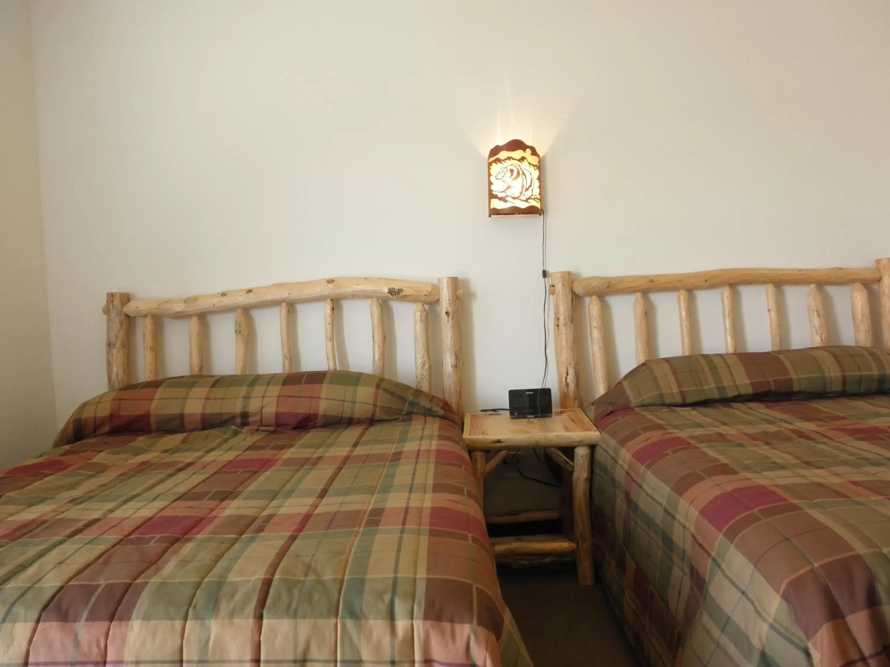 Bedroom, Bed in Bear's Den Lodge