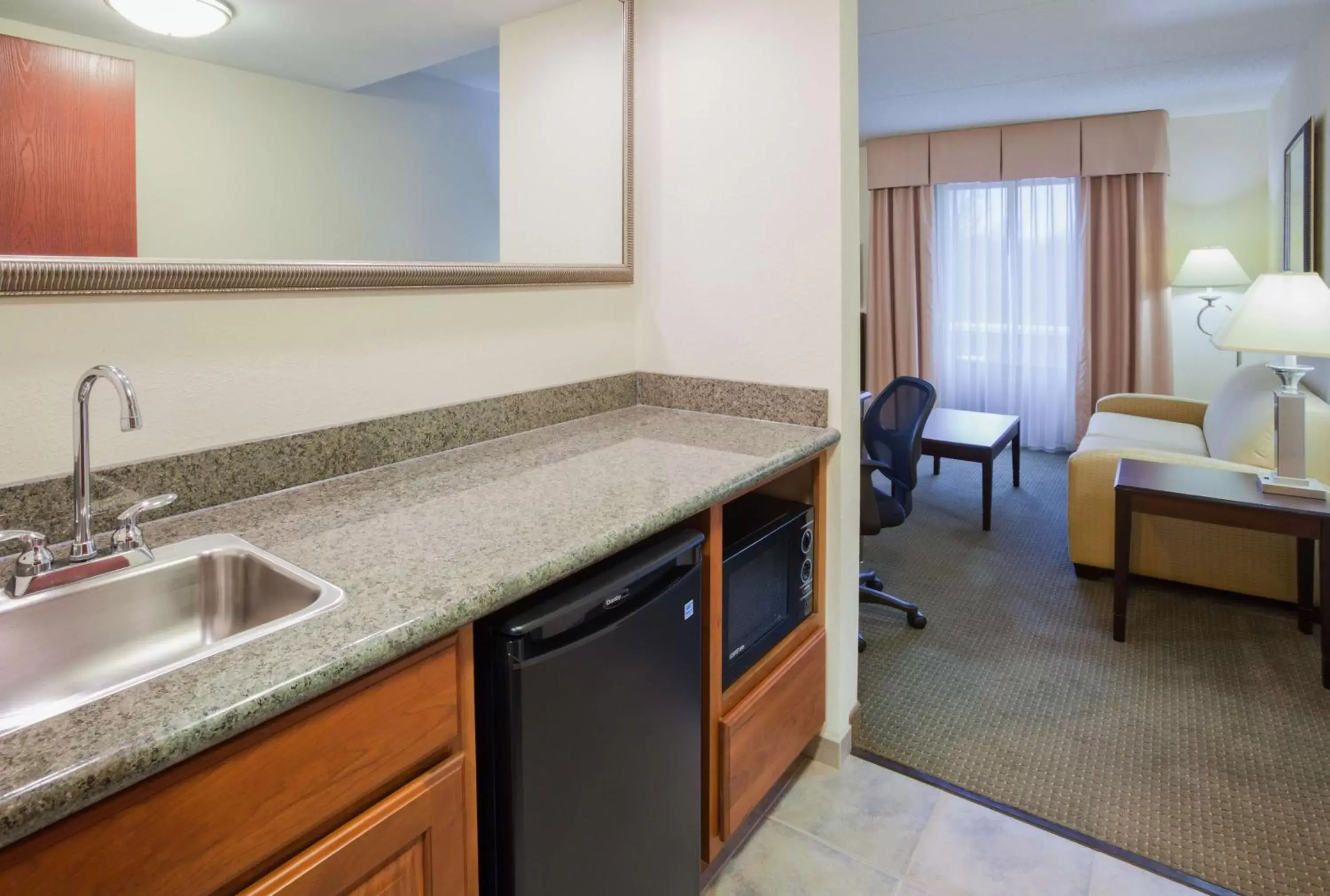 Bed, Kitchen/Kitchenette in Hampton Inn & Suites Lino Lakes