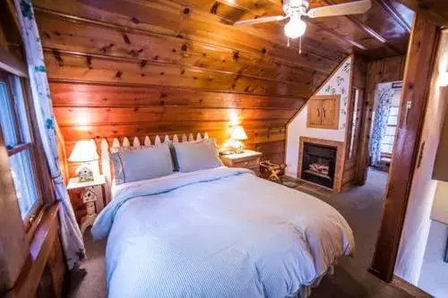 Bed in Cottage Inn At Lake Tahoe