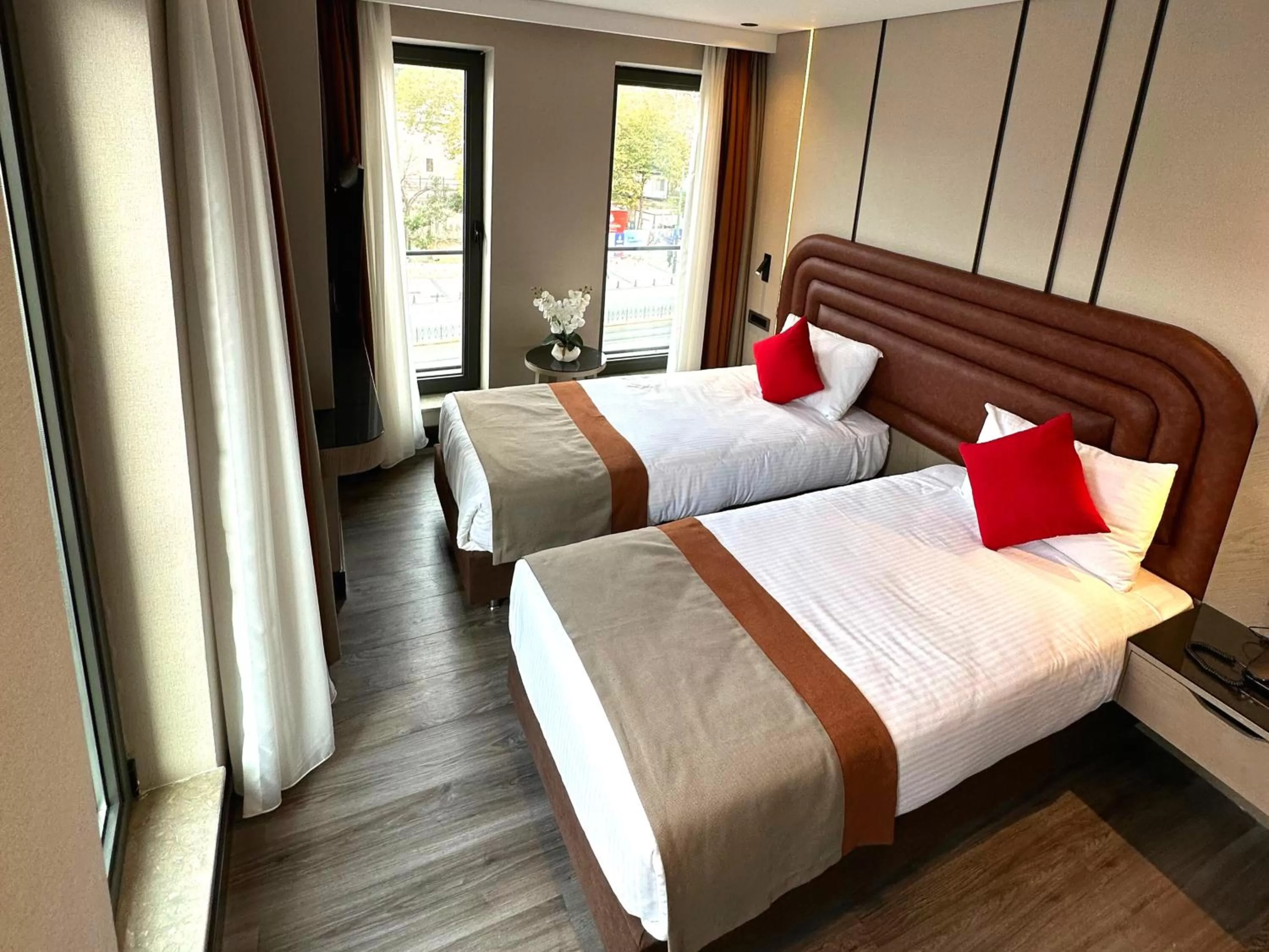 Photo of the whole room, Bed in Edition Old City Hotel