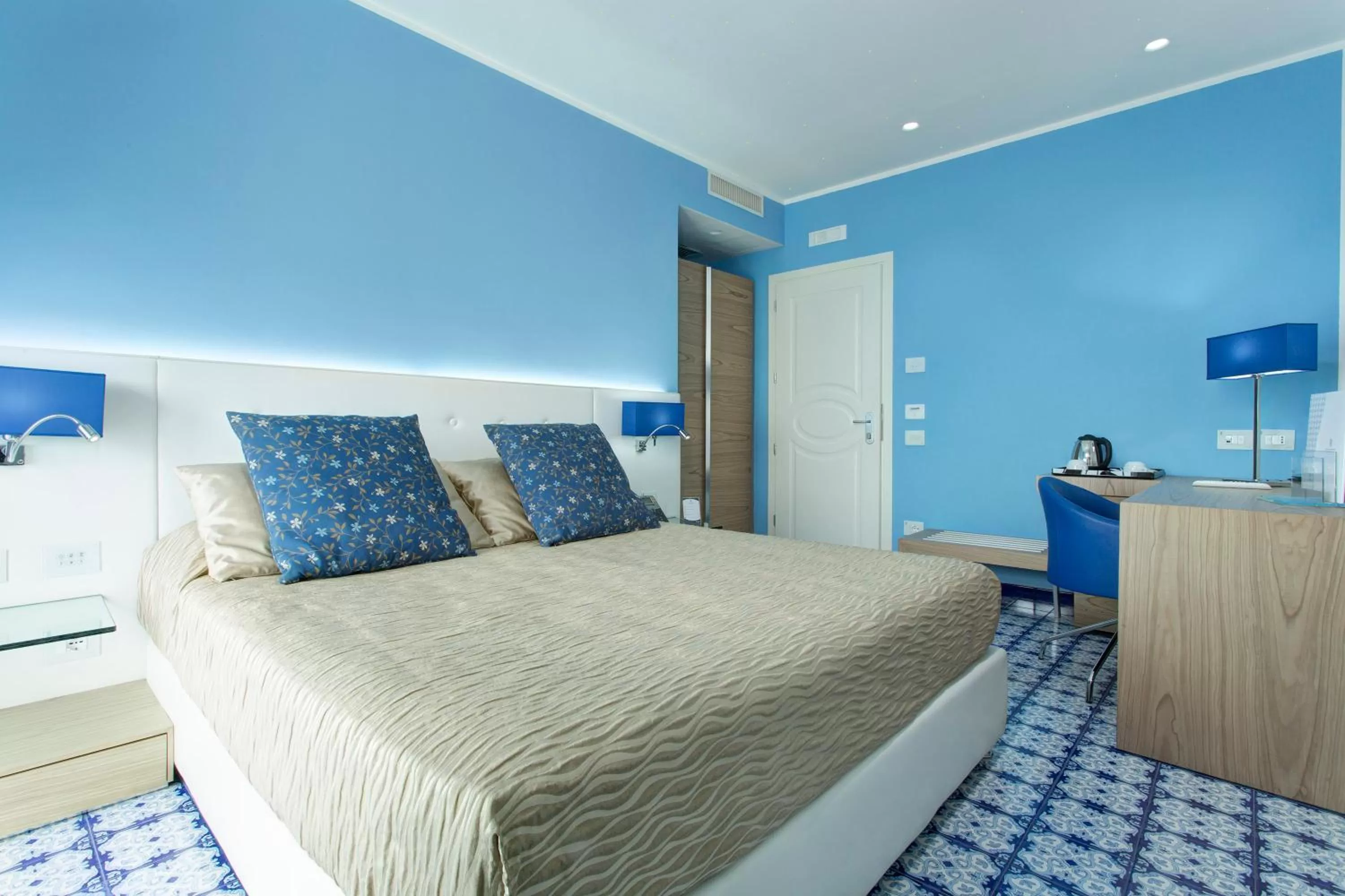 Photo of the whole room, Bed in Lloyd's Baia Hotel