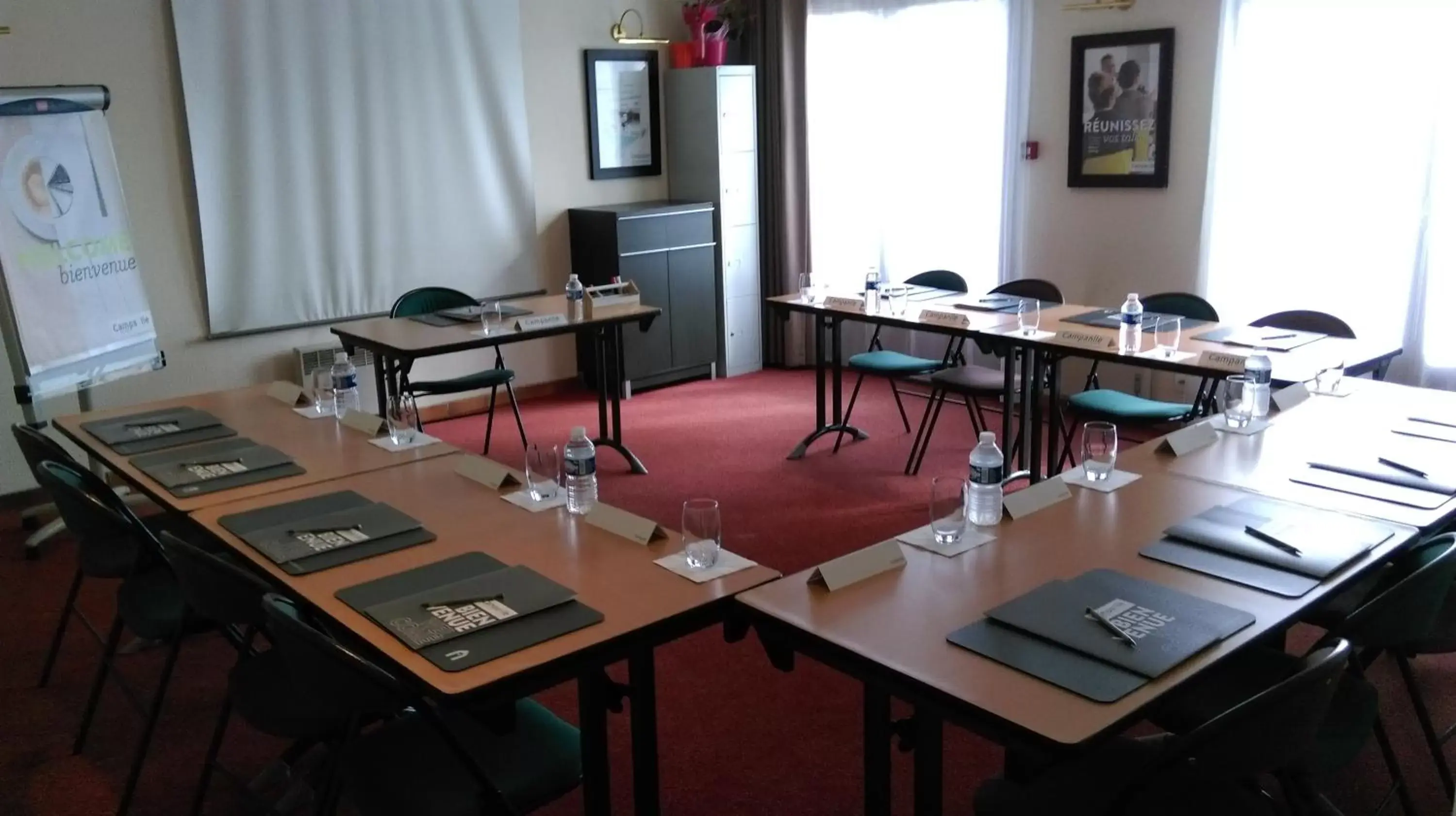 Communal lounge/ TV room in Campanile Rodez