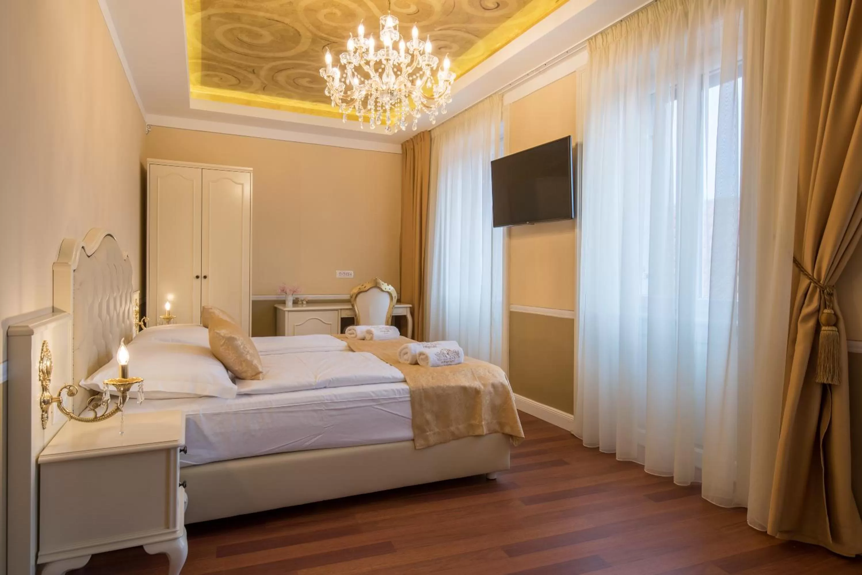 Bed in Central Square Heritage Hotel