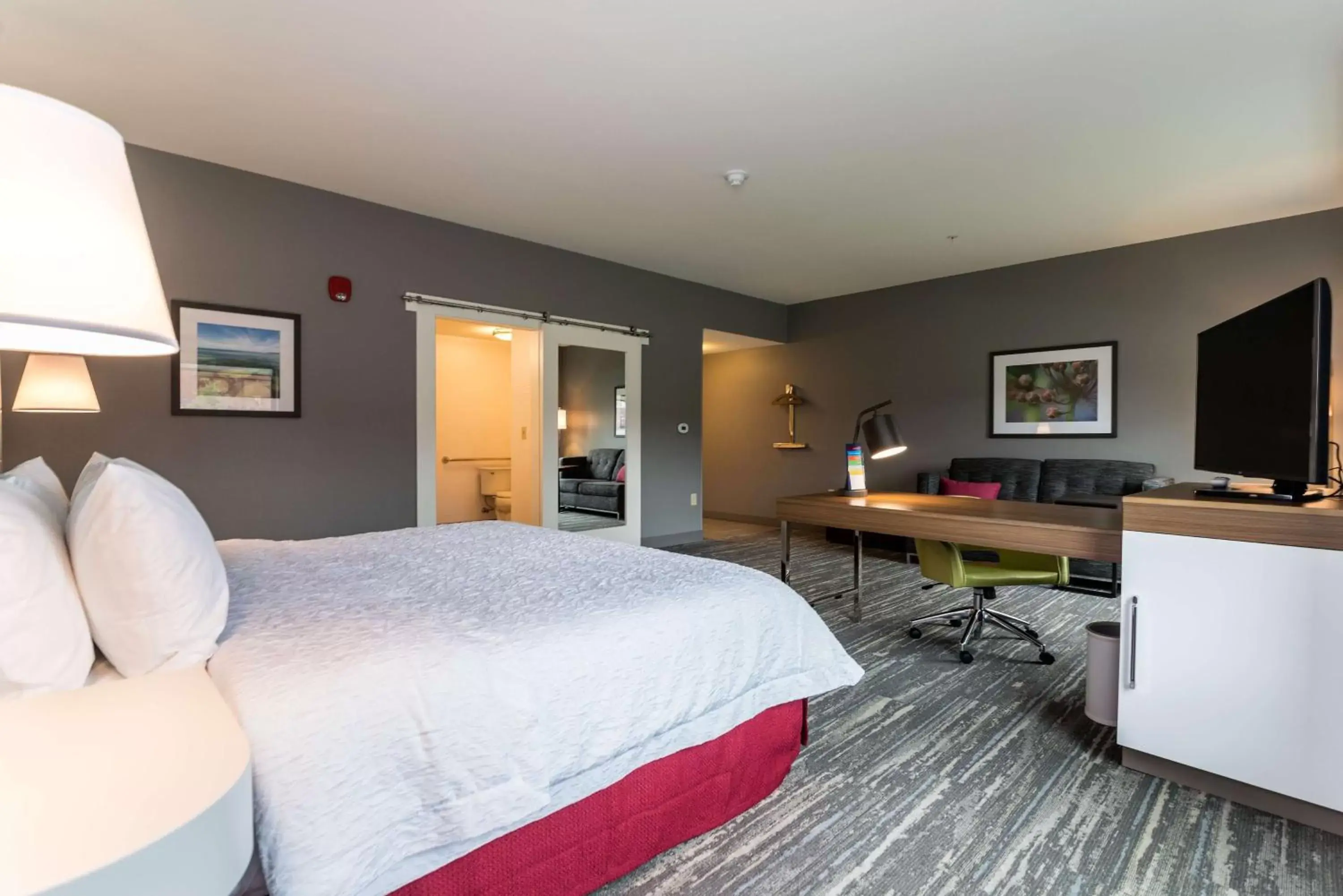 Bedroom in Hampton Inn & Suites - Allen Park