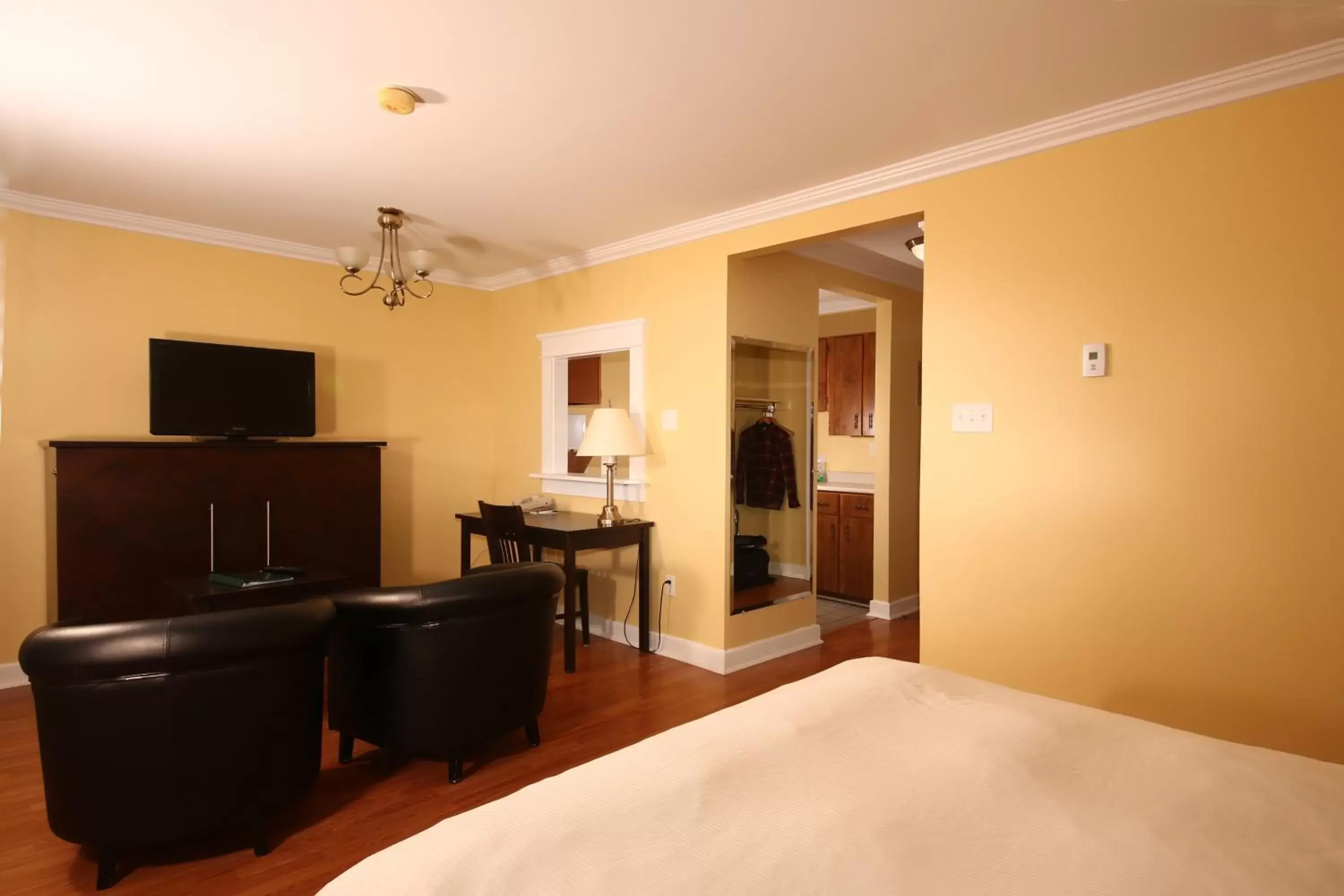 TV and multimedia, TV/Entertainment Center in Grenfell Heritage Hotel & Suites