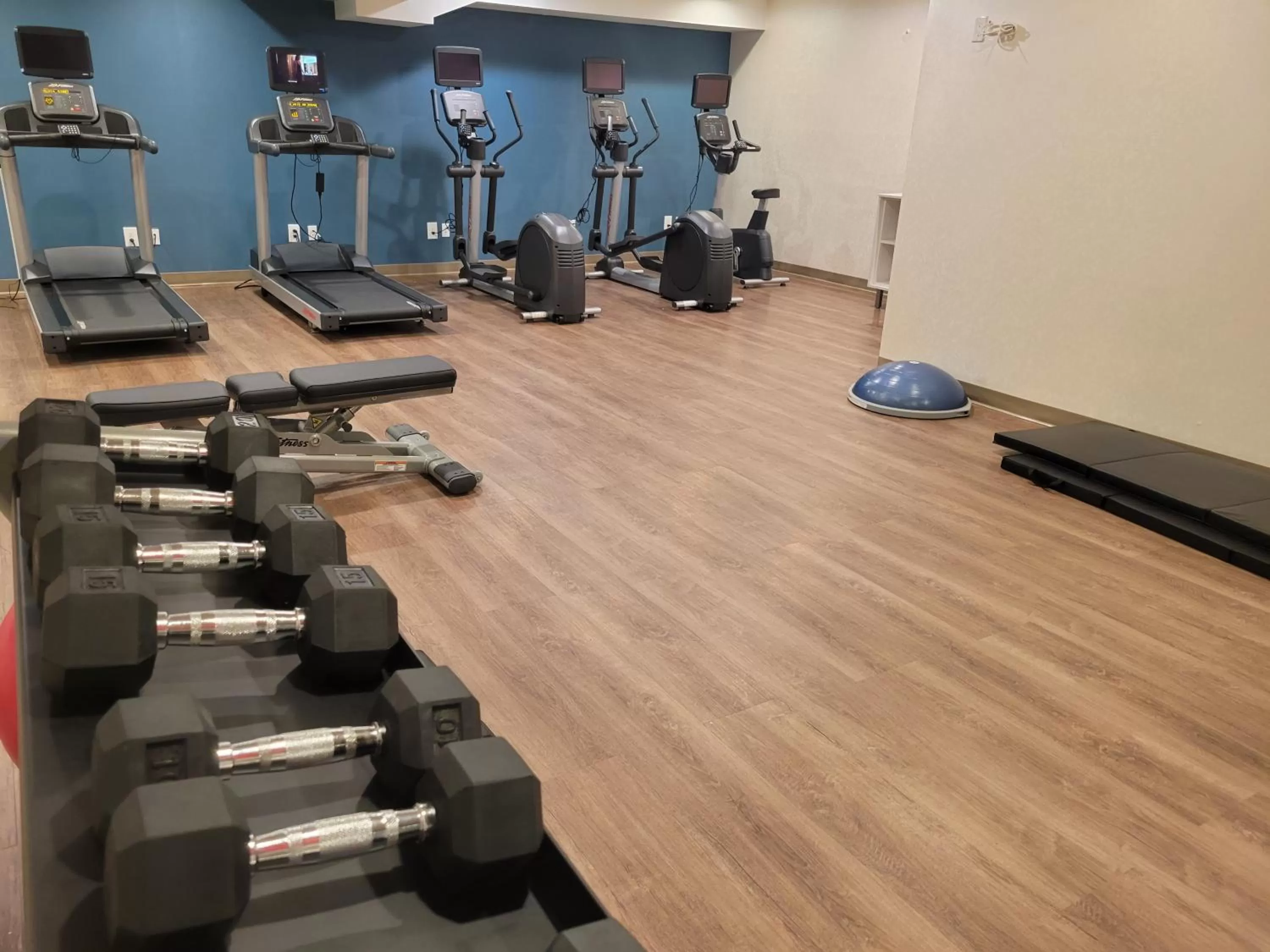 Fitness centre/facilities in Holiday Inn Express Maspeth by IHG