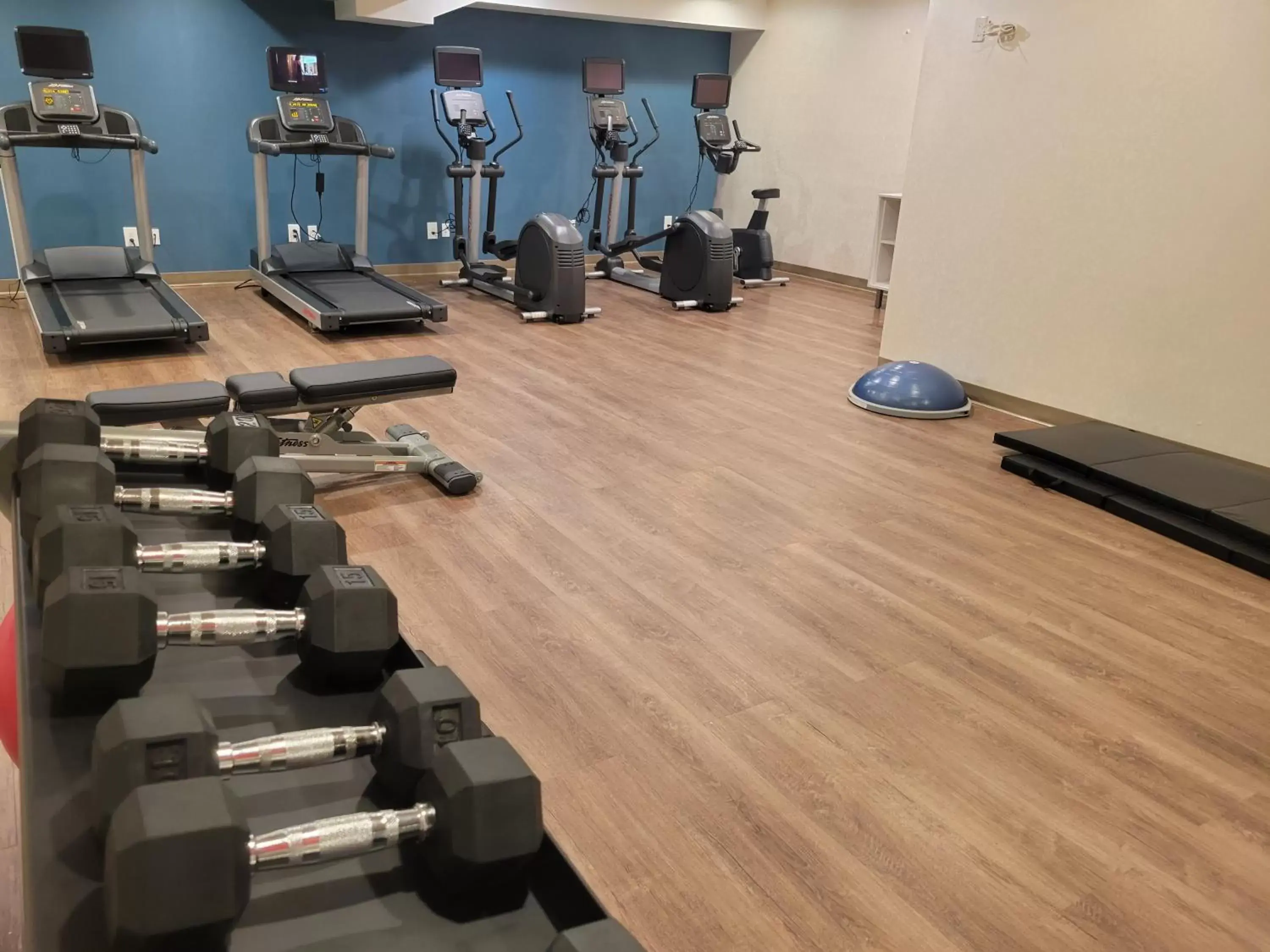 Fitness centre/facilities in Holiday Inn Express Maspeth by IHG Fitness centre/facilities in Holiday Inn Express Maspeth by IHG
