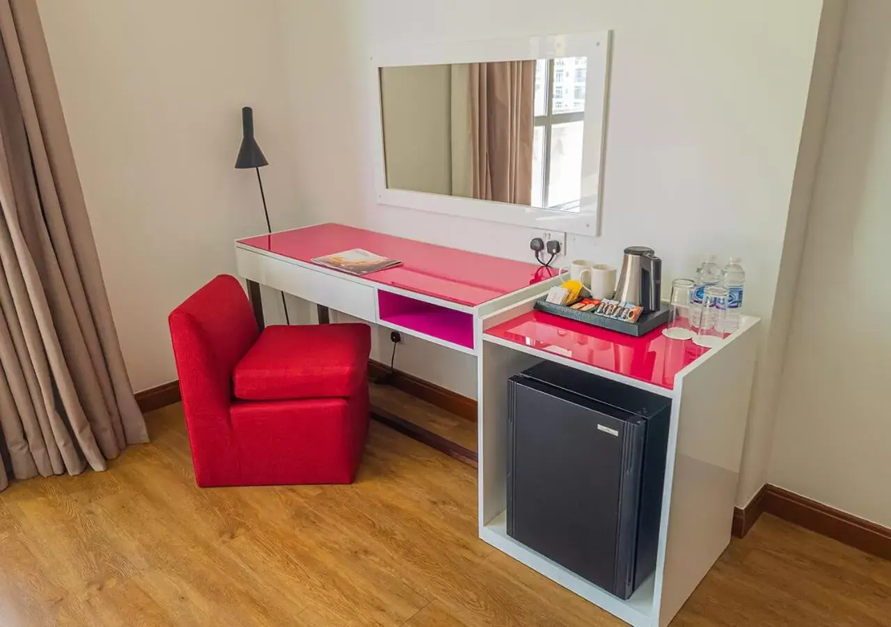 oven, Kitchen/Kitchenette in Ramada Hotel, Suites and Apartments by Wyndham Dubai JBR