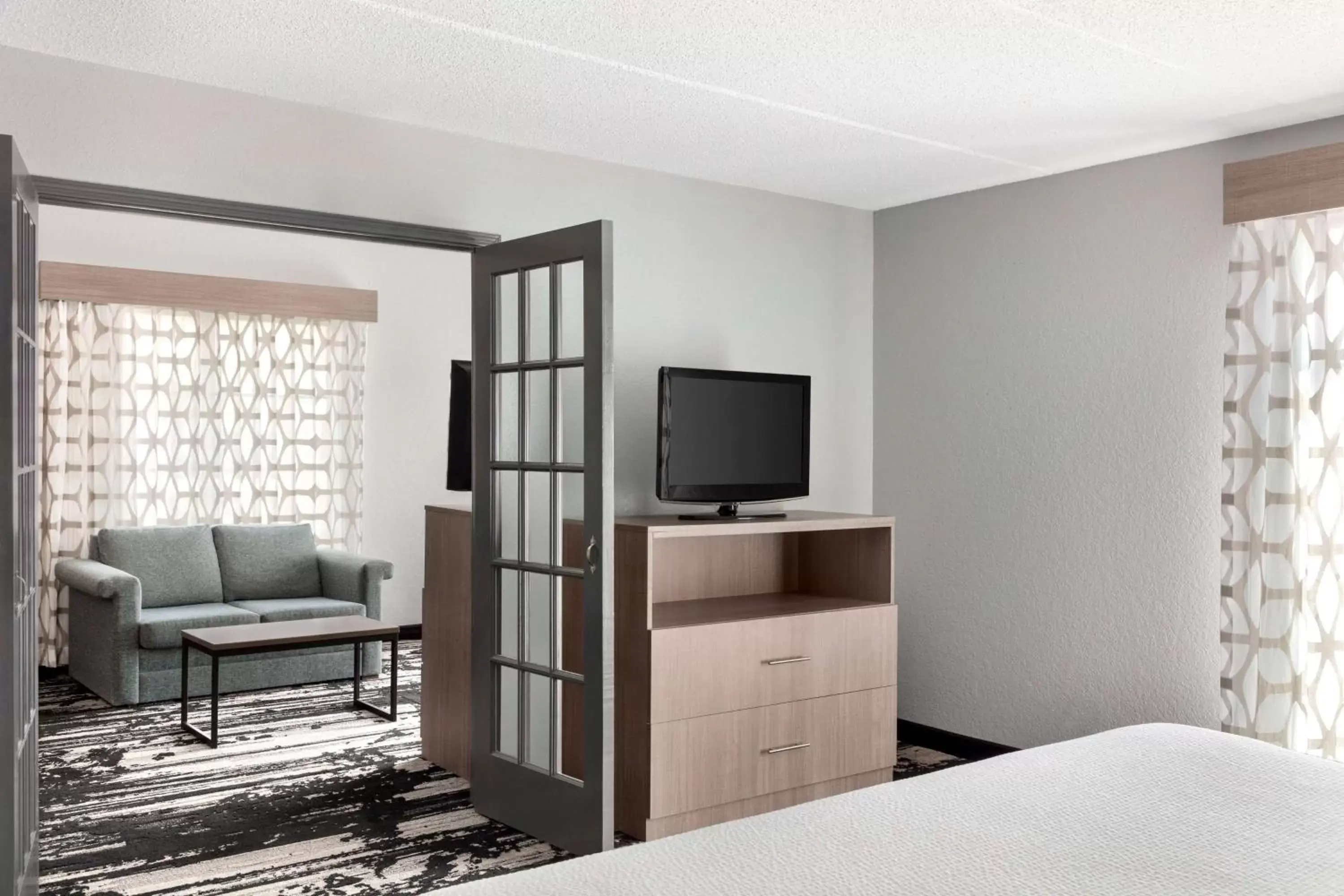 Bed, TV/Entertainment Center in La Quinta Inn by Wyndham Temple