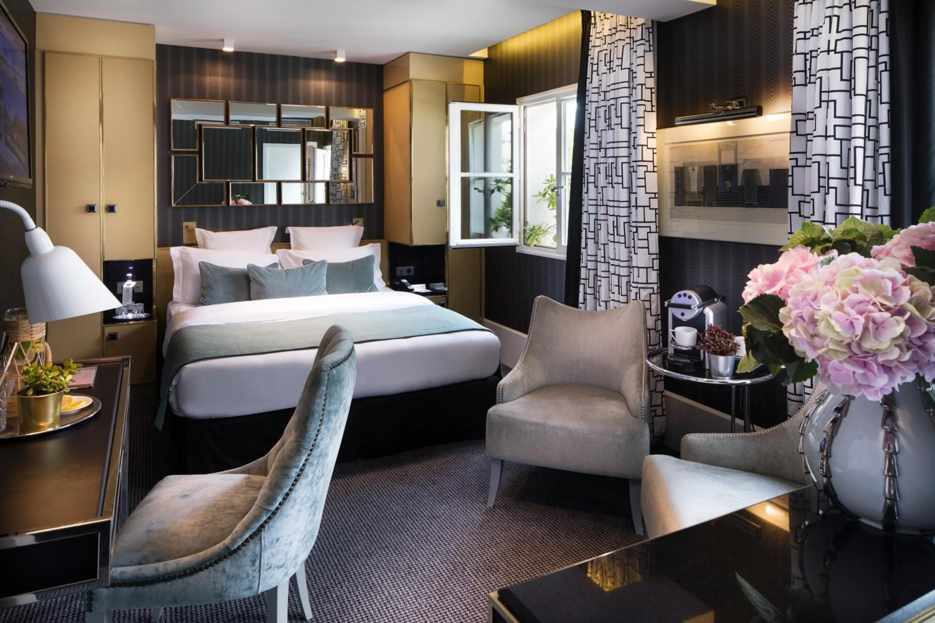 Photo of the whole room, Bed in Hôtel Baume