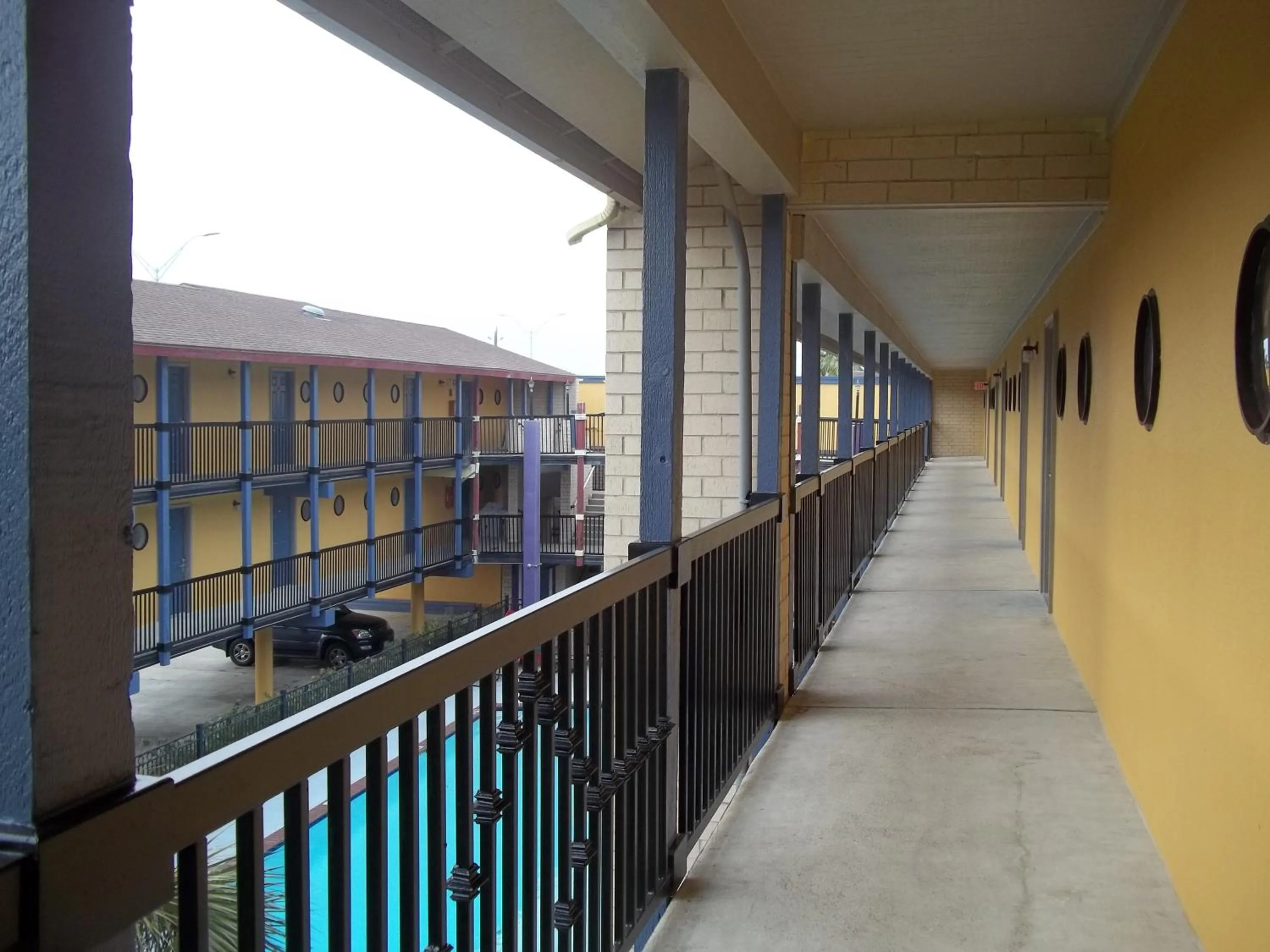 Facade/entrance in Scottish Inns Galveston