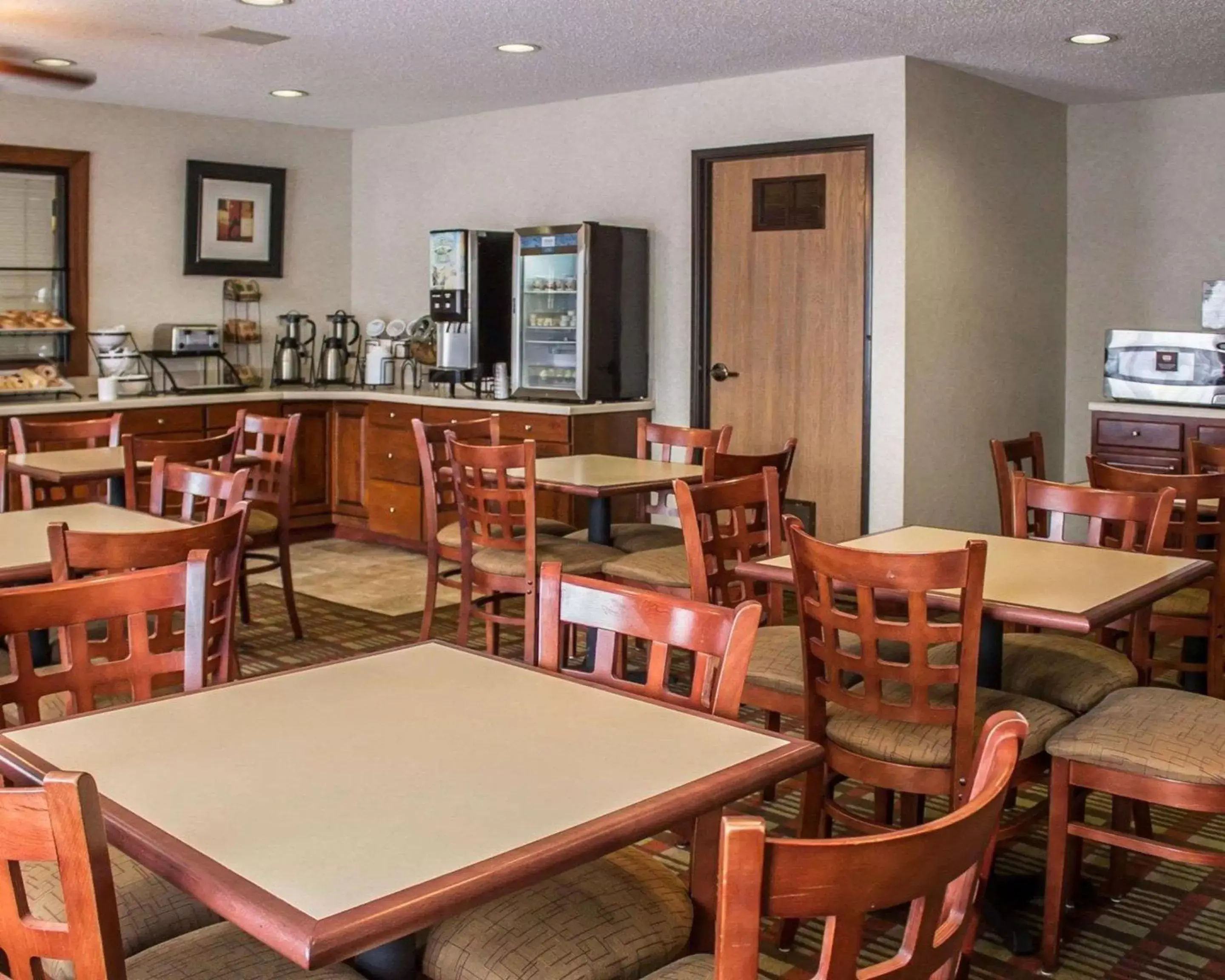 Restaurant/Places to Eat in Quality Inn East Liverpool