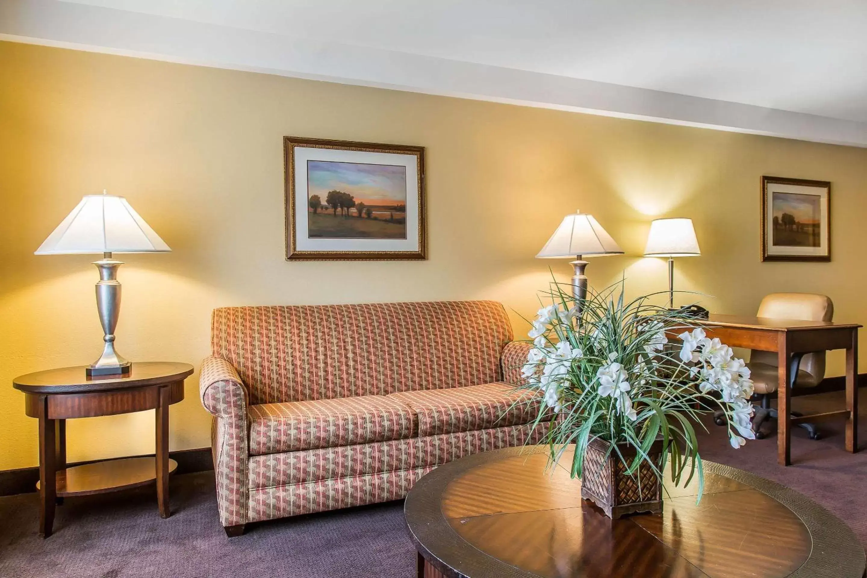 Photo of the whole room, Seating Area in Clarion Hotel & Suites Hamden - New Haven