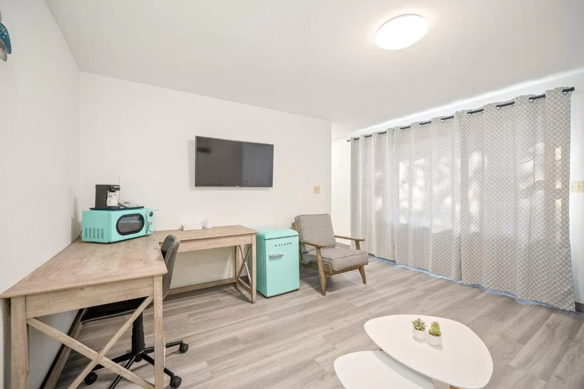 Living room, TV/Entertainment Center in Founder's Brook Motel and Suites