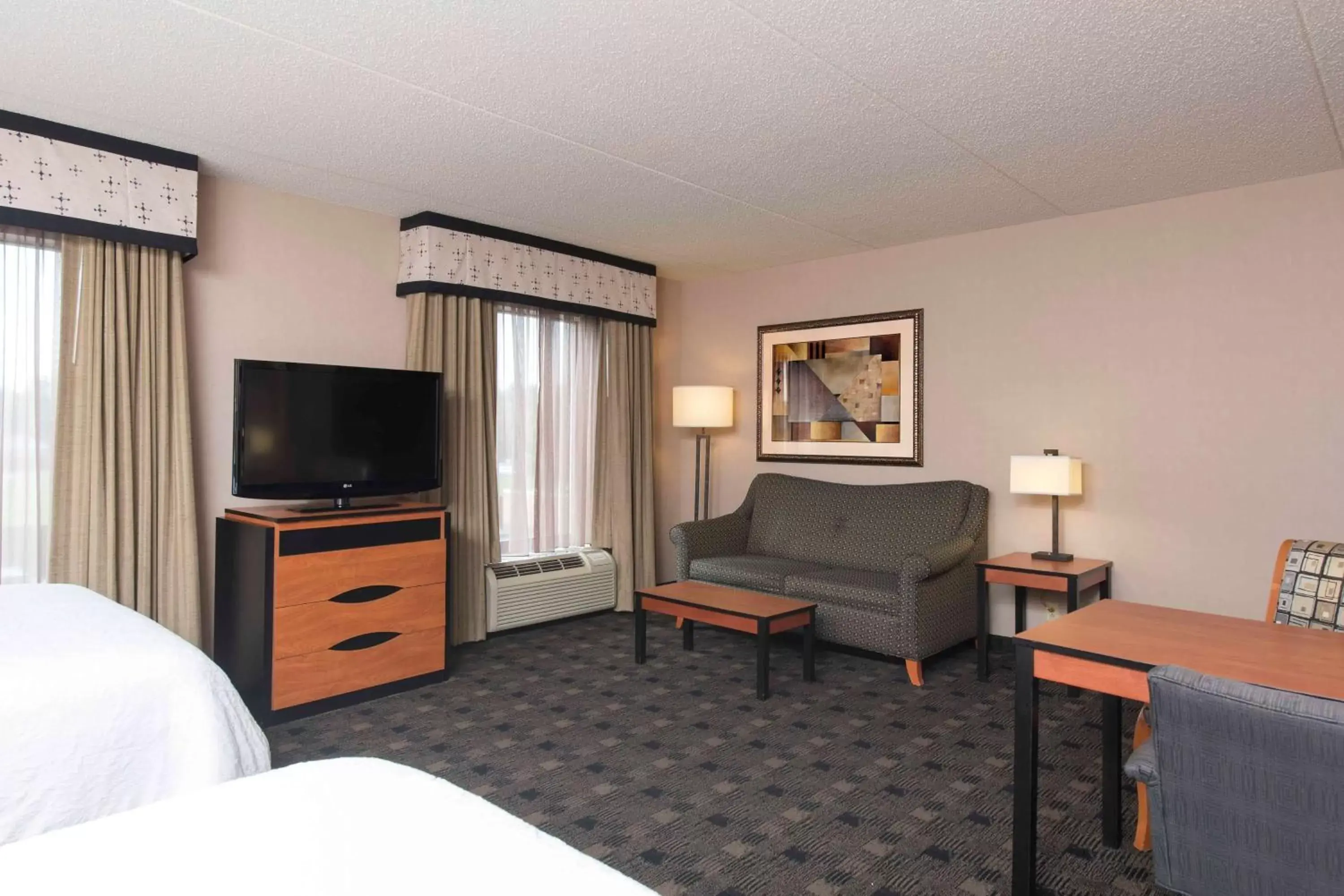 Bed, Seating Area in Hampton Inn and Suites Indianapolis-Fishers