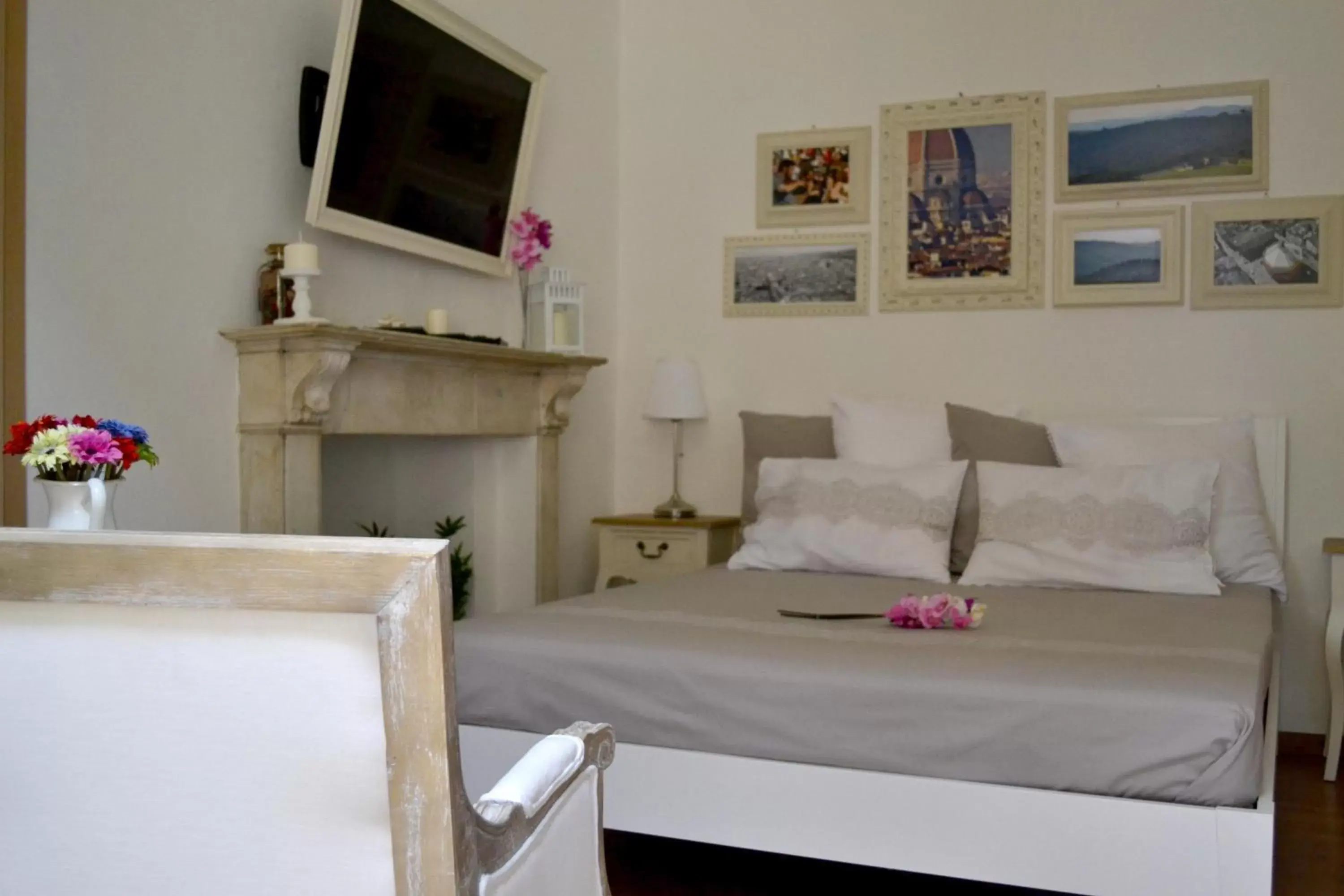Bed, Seating Area in Pontevecchio Relais