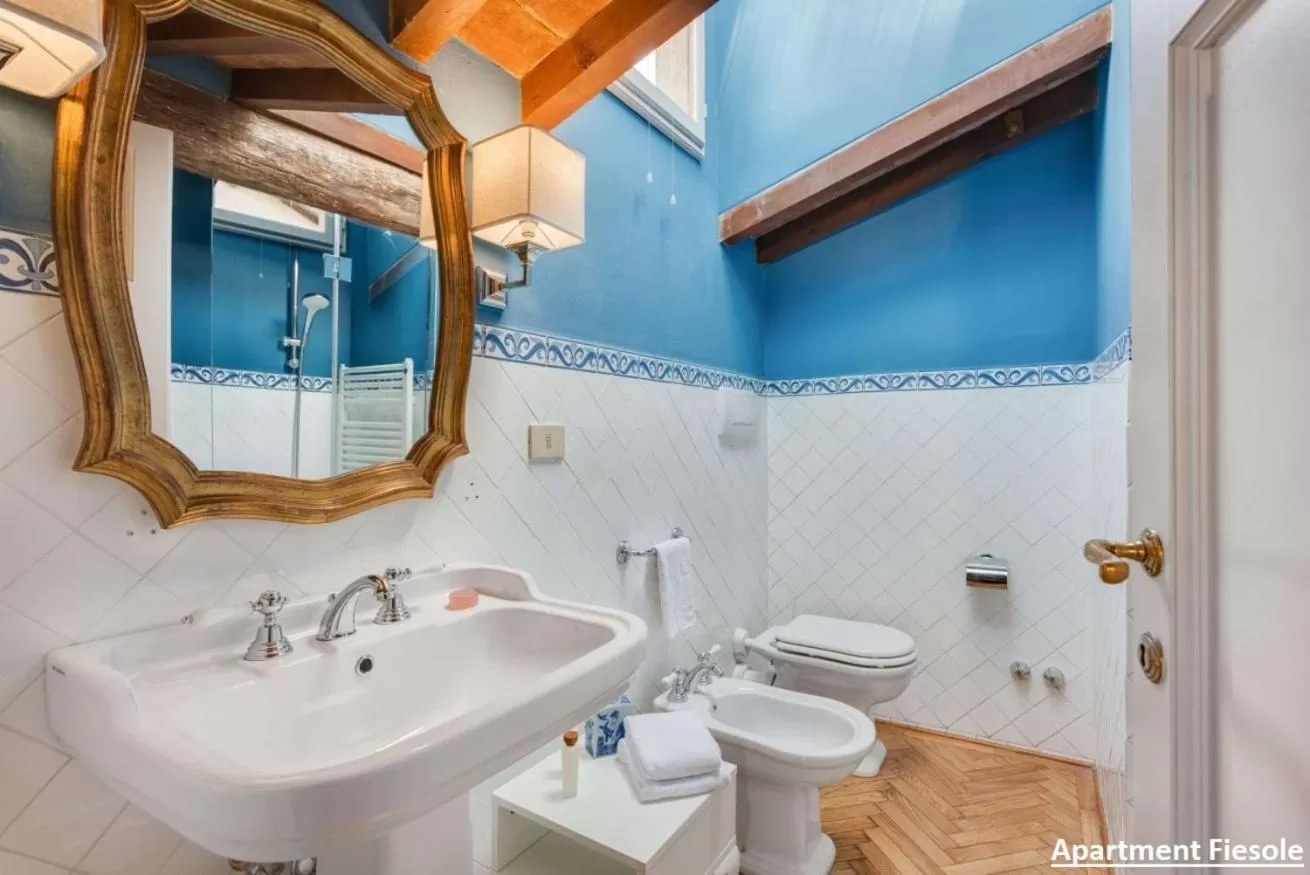 Bathroom in Palazzo Salviati by Varental