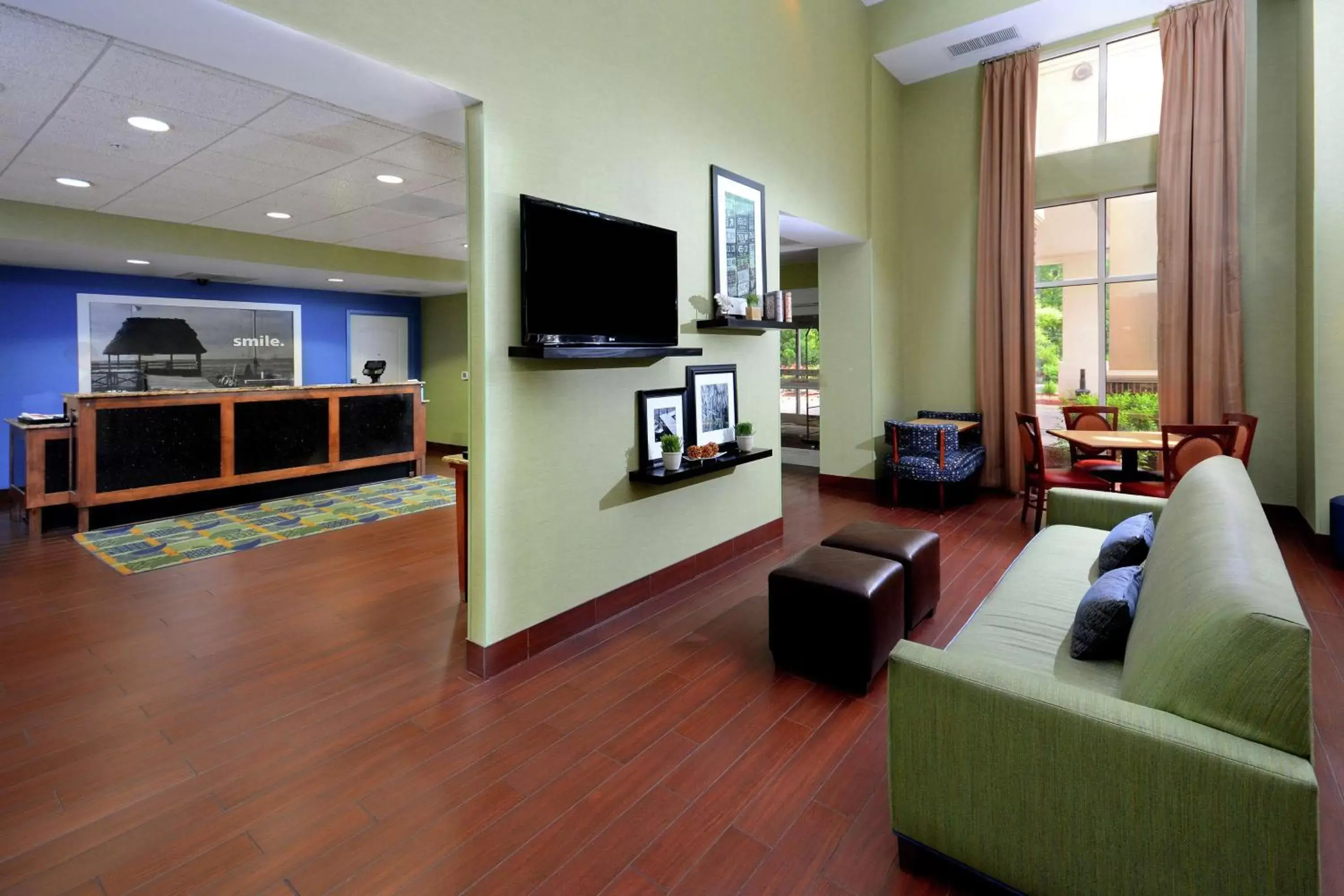 Lobby or reception, TV/Entertainment Center in Hampton Inn & Suites Huntersville