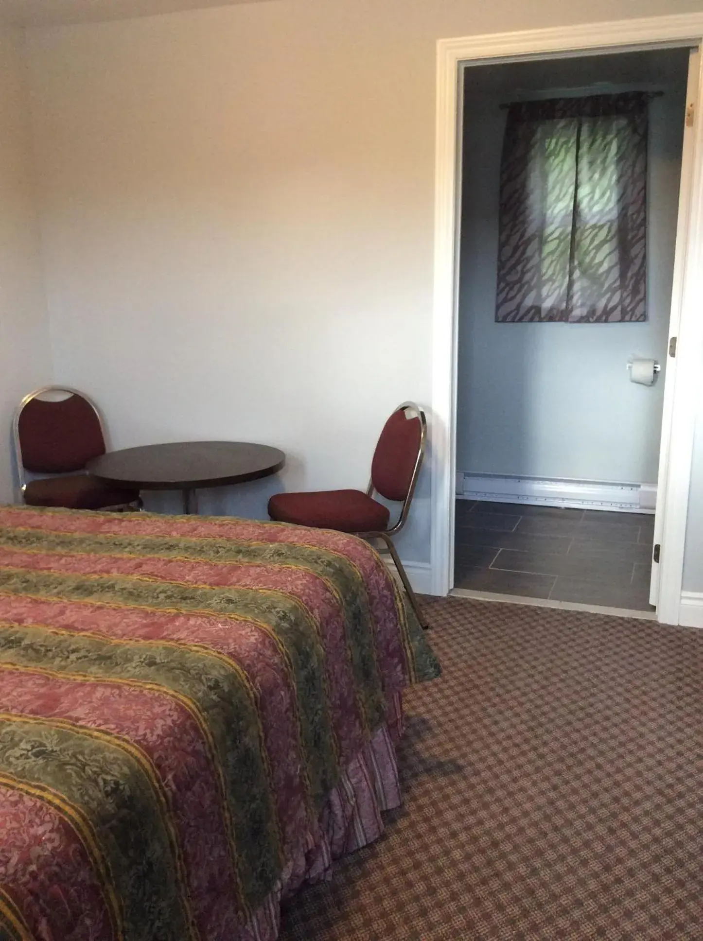 Dining area, Bed in The Gables Inn