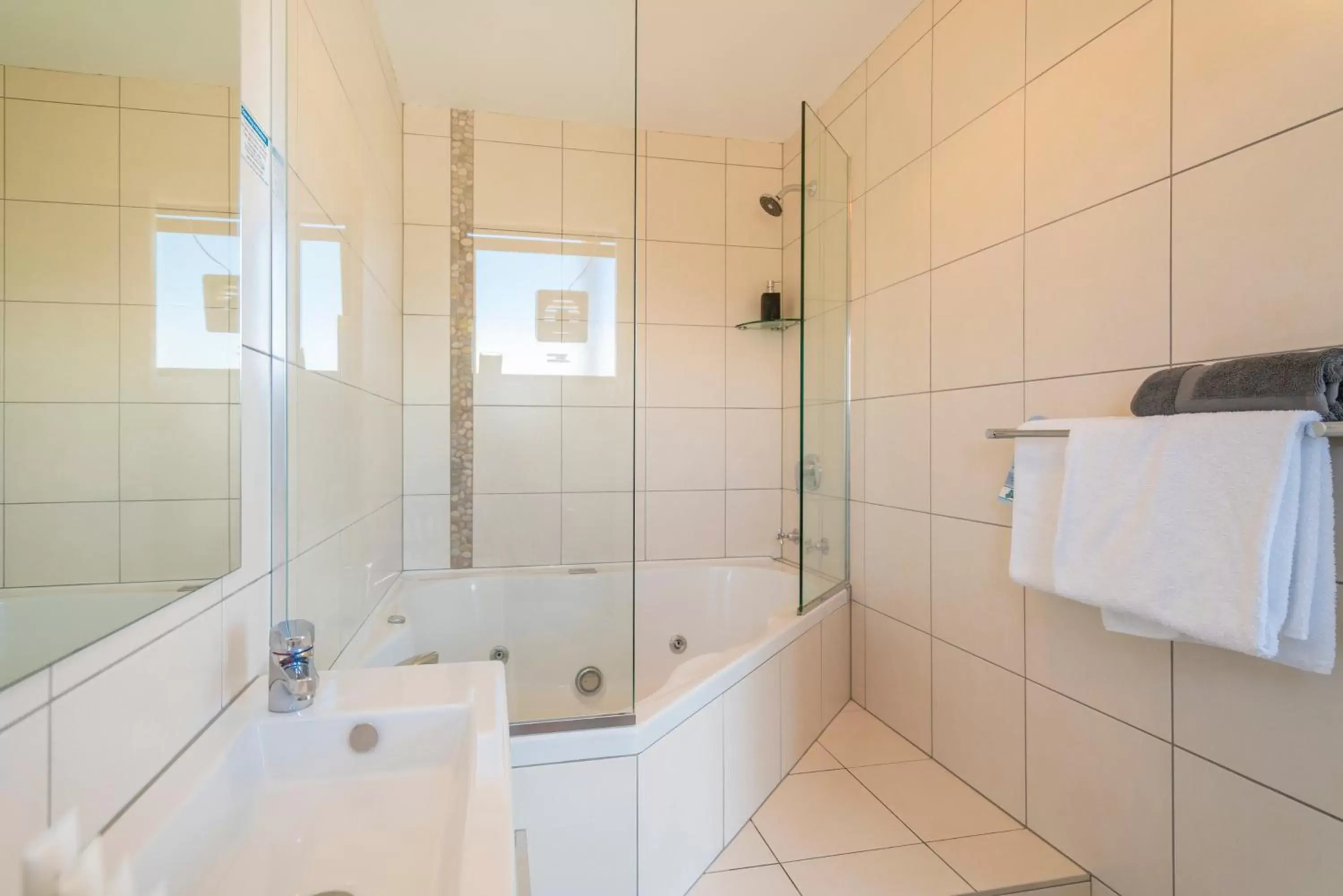 Shower, Bathroom in The Oceanside Motel