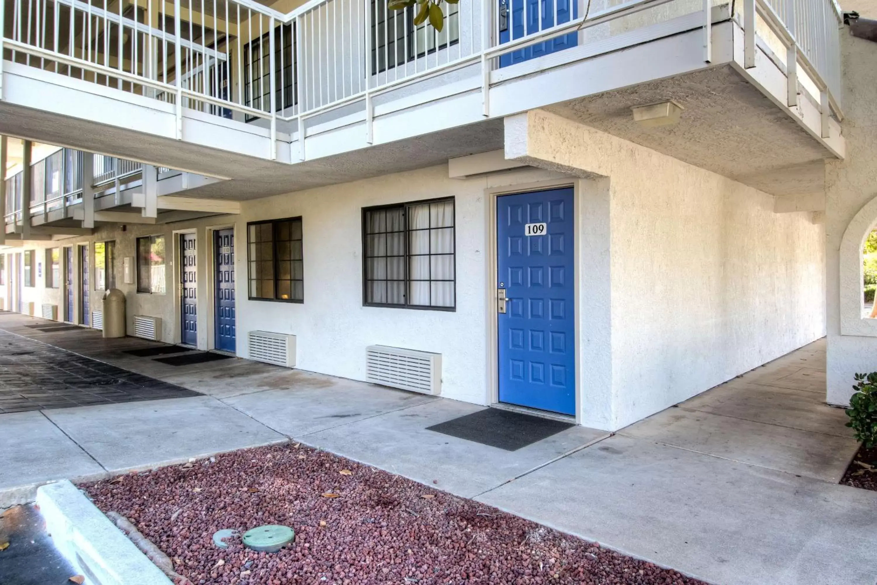 Property building, Patio/Outdoor Area in Motel 6-Redding, CA - South