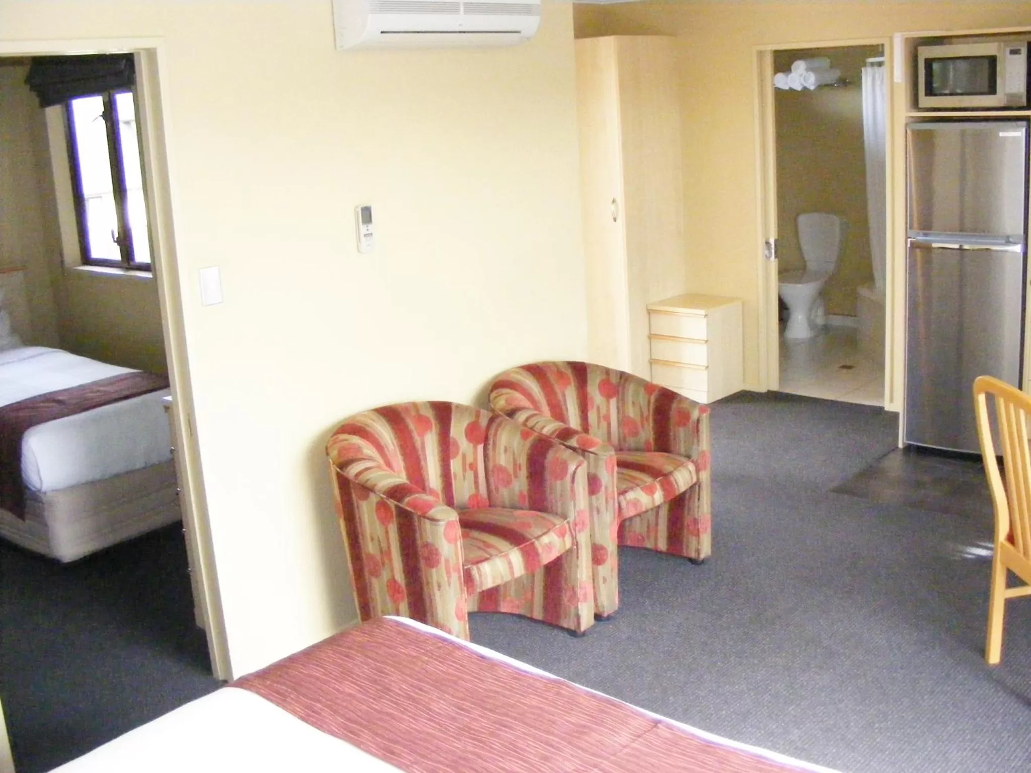 Seating area, Bed in Blenheim Spa Motor Lodge