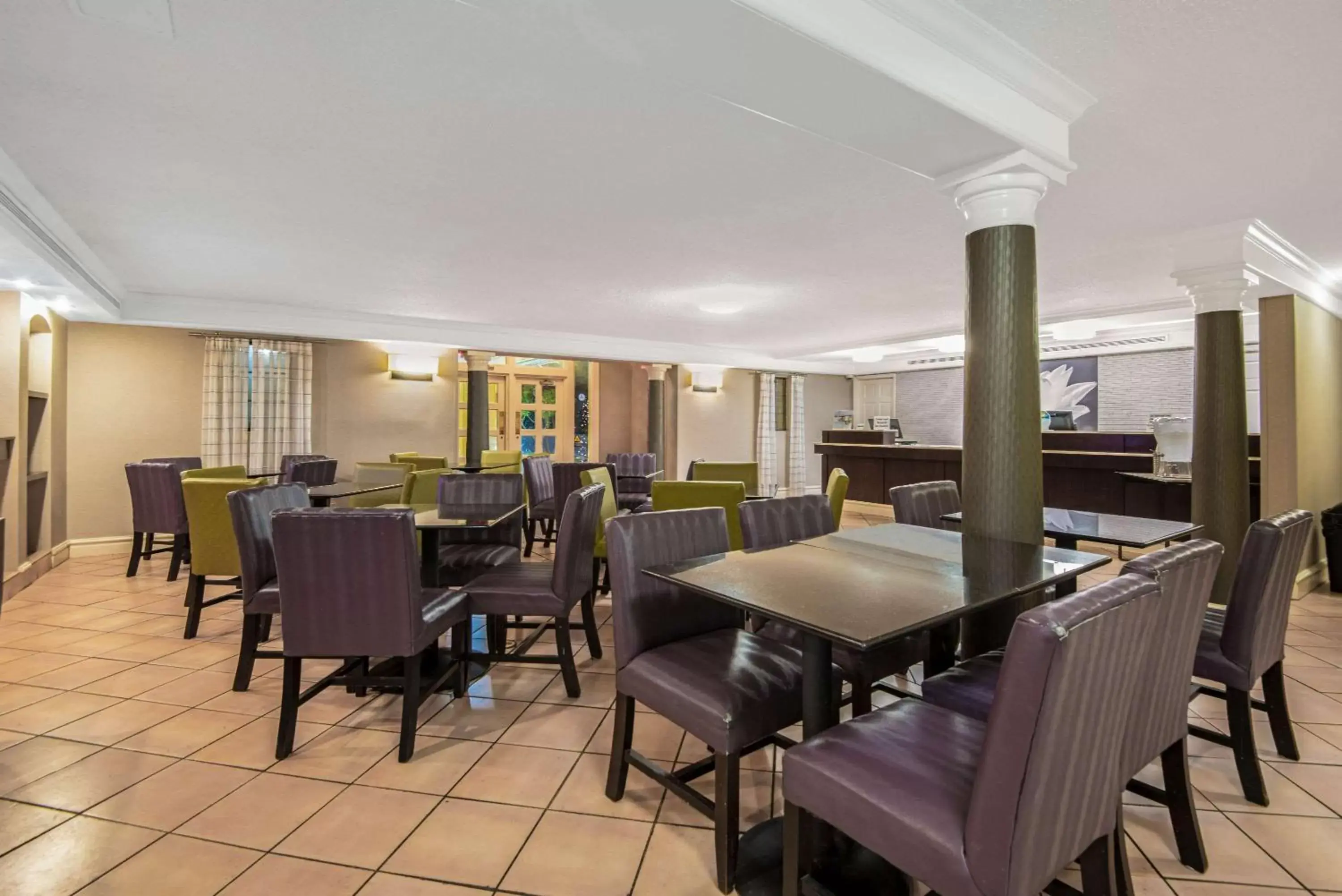 Lobby or reception, Restaurant/Places to Eat in La Quinta Inn by Wyndham San Antonio I-35 N at Toepperwein