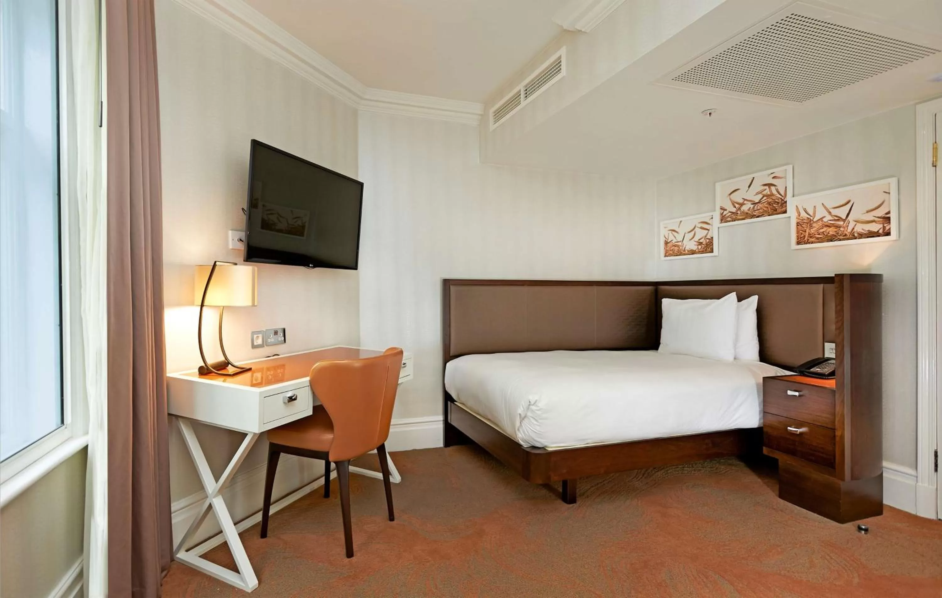 Bed in Hilton London Hyde Park