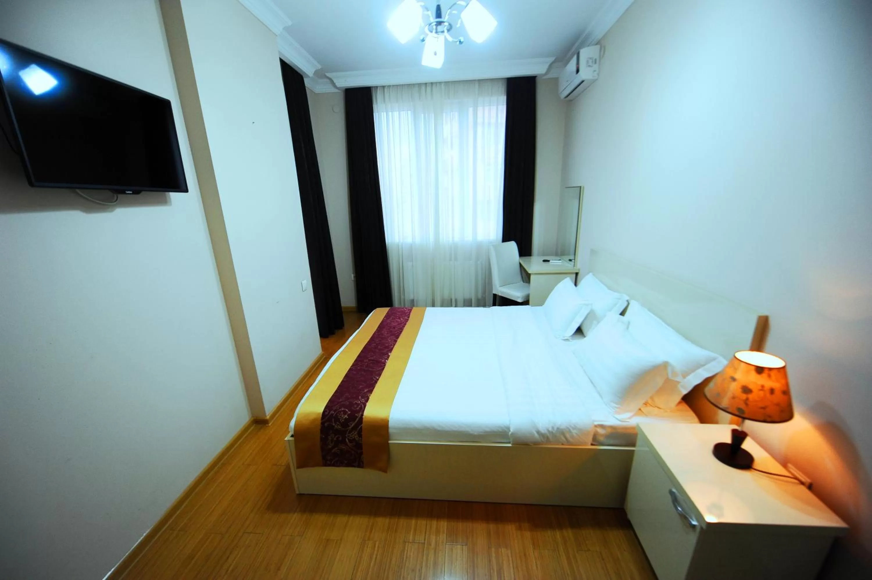 Property building, Bed in Hotel Aisi