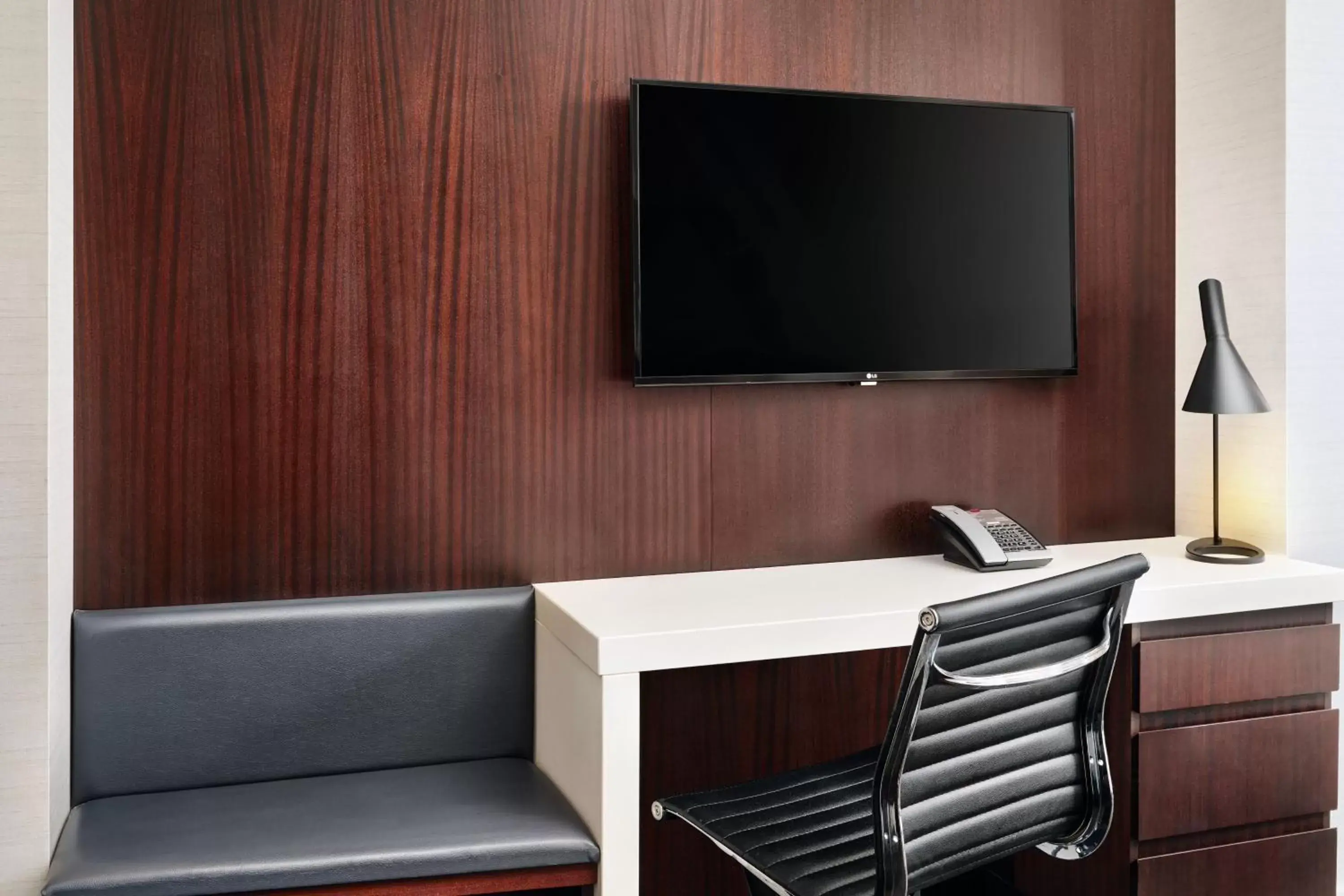 Photo of the whole room, TV/Entertainment Center in Courtyard by Marriott Long Island City/New York Manhattan View