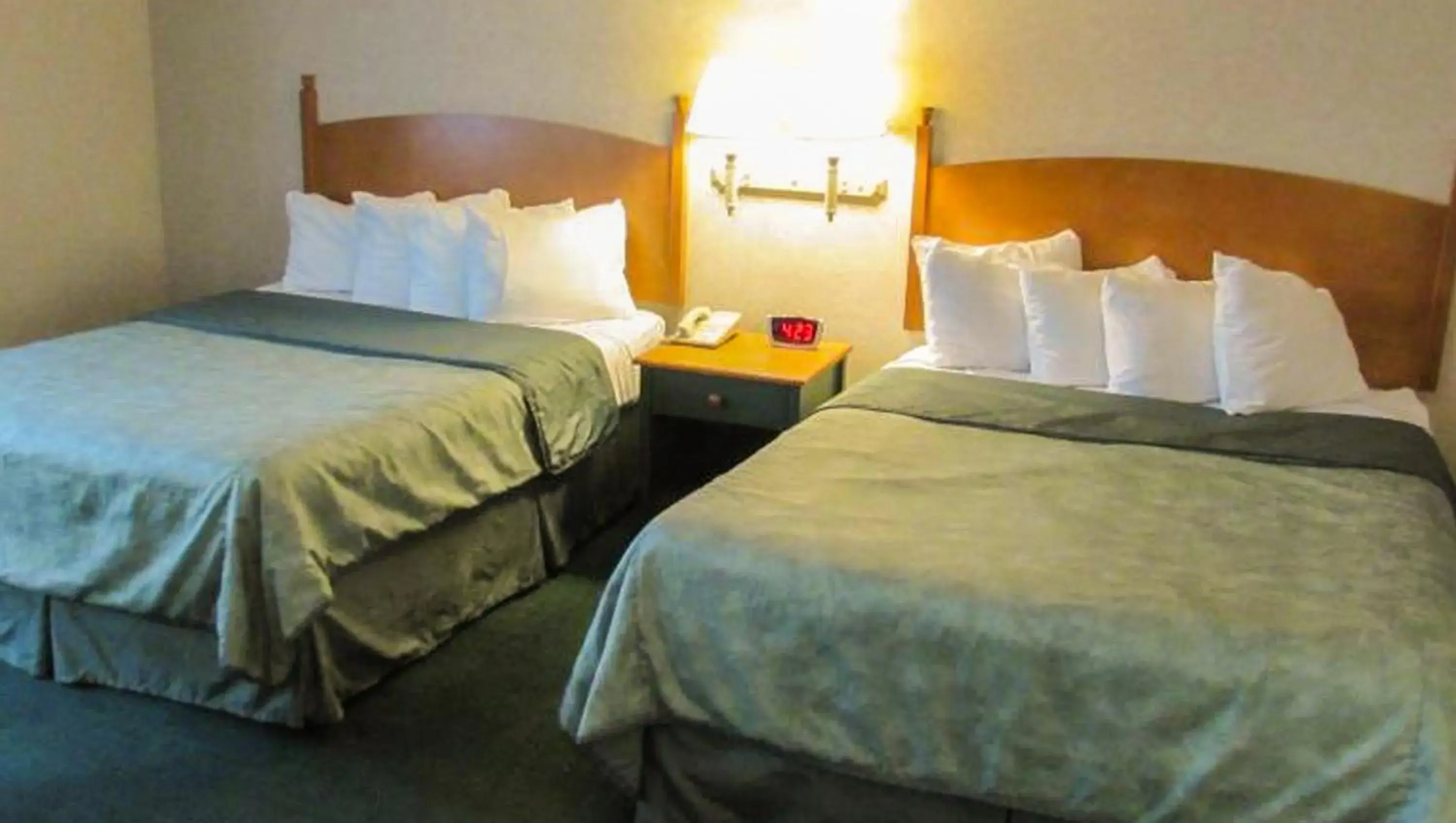 Bedroom, Bed in Magnuson Grand Pioneer Inn And Suites